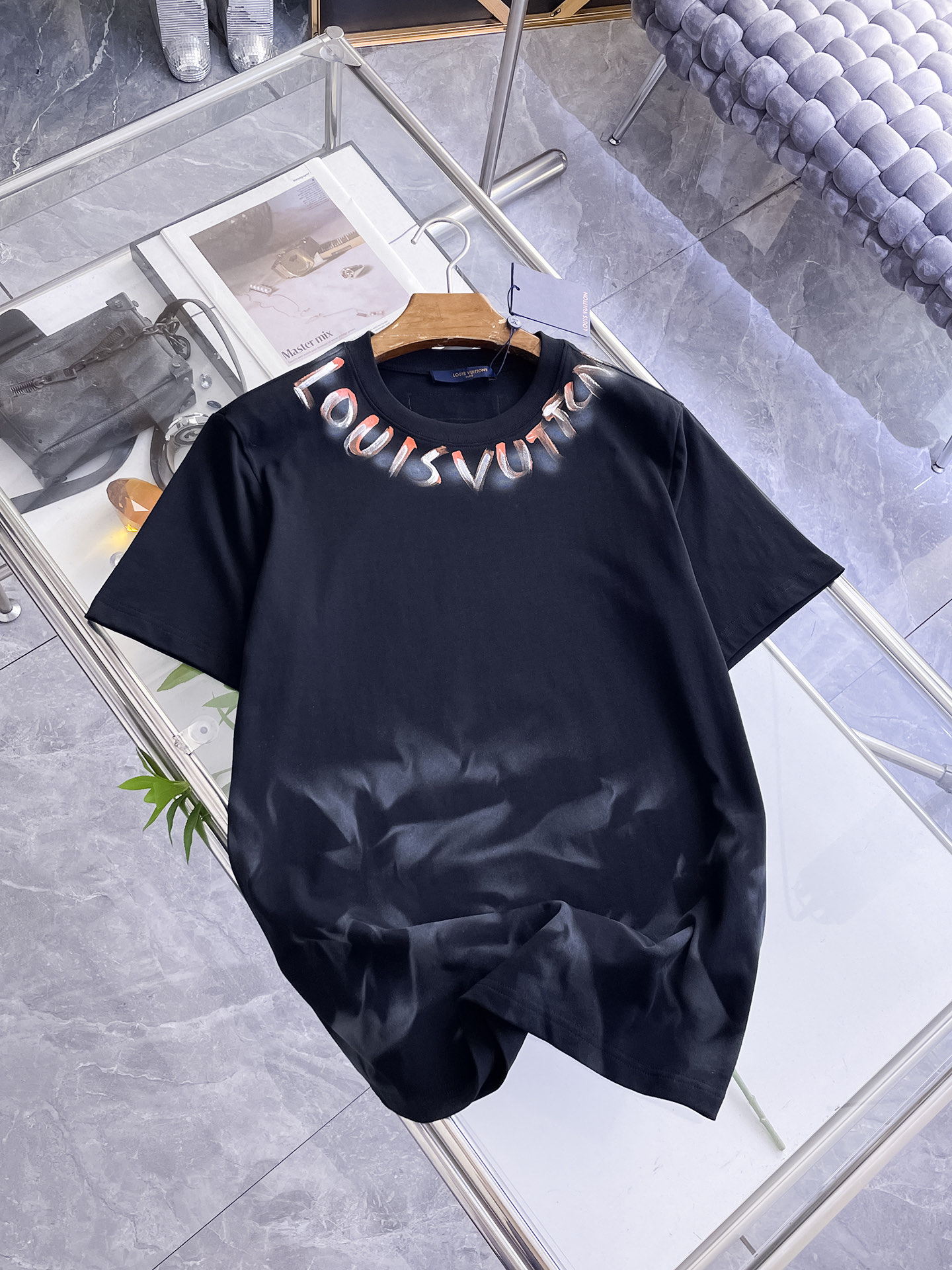 路易威登LV26春夏新品专柜首发最新款短袖圆领T恤 高端订制 设计前卫时尚！品牌logo手绘重工艺设计，