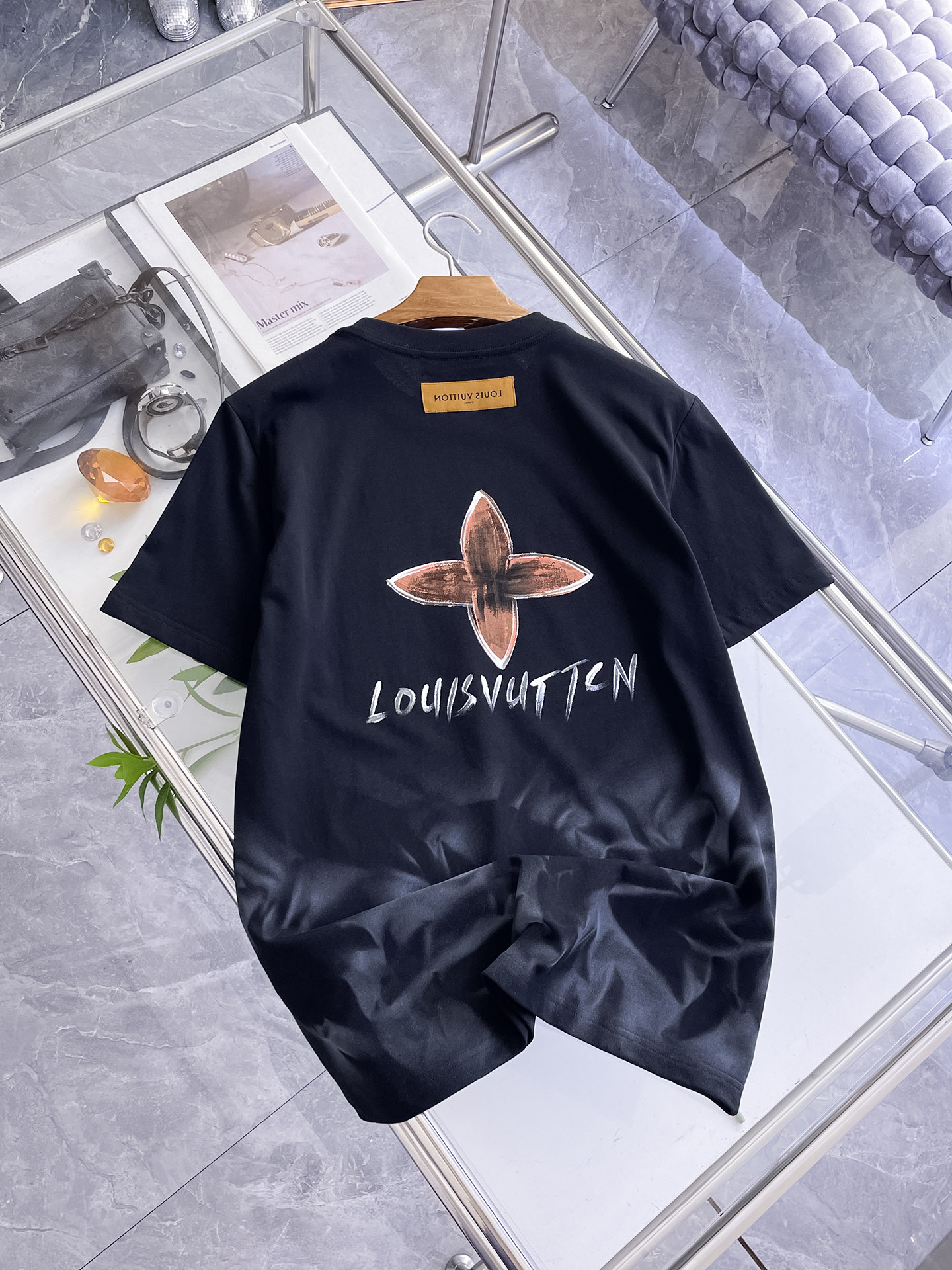 路易威登LV26春夏新品专柜首发最新款短袖圆领T恤 高端订制 设计前卫时尚！品牌logo手绘重工艺设计，