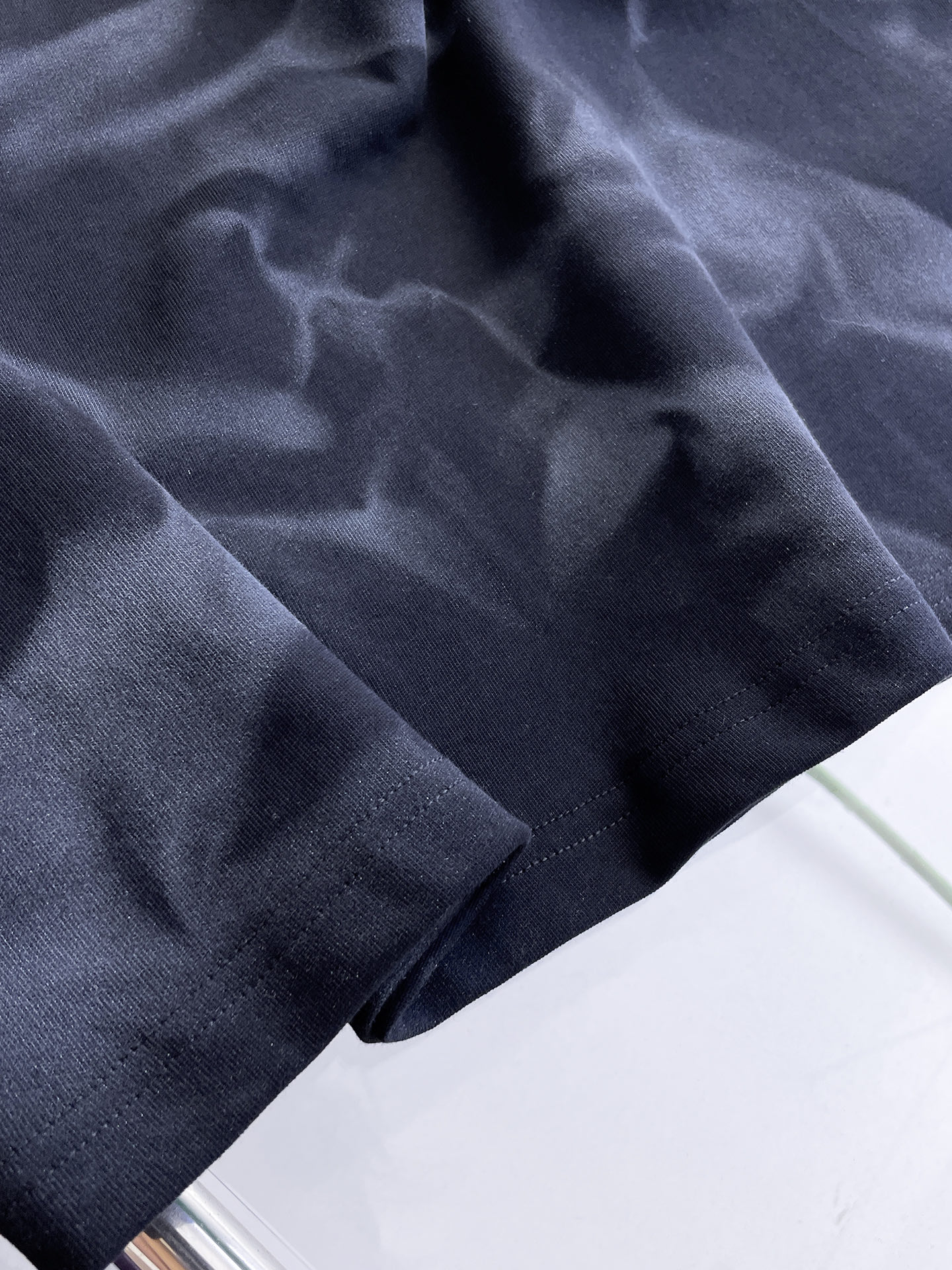 路易威登LV26春夏新品专柜首发最新款短袖圆领T恤 高端订制 设计前卫时尚！品牌logo手绘重工艺设计，