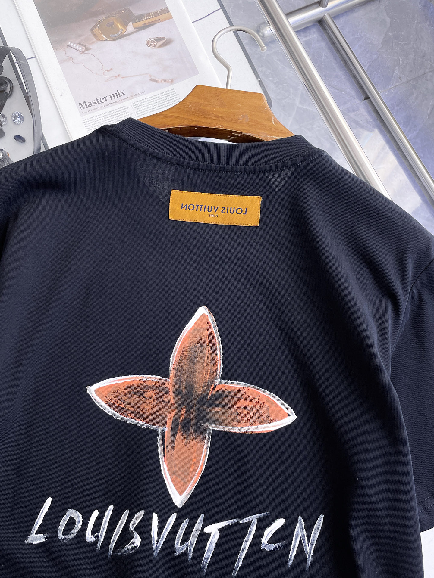 路易威登LV26春夏新品专柜首发最新款短袖圆领T恤 高端订制 设计前卫时尚！品牌logo手绘重工艺设计，