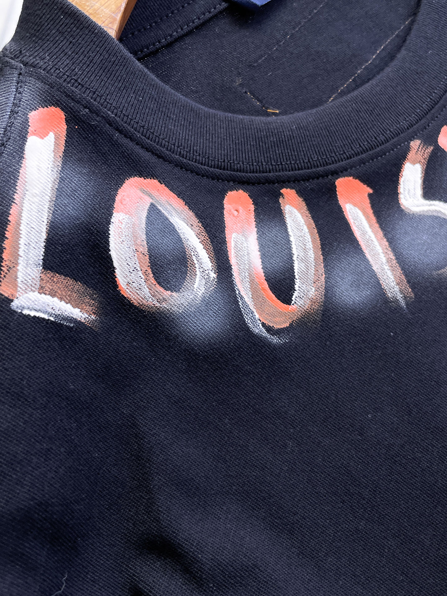 路易威登LV26春夏新品专柜首发最新款短袖圆领T恤 高端订制 设计前卫时尚！品牌logo手绘重工艺设计，