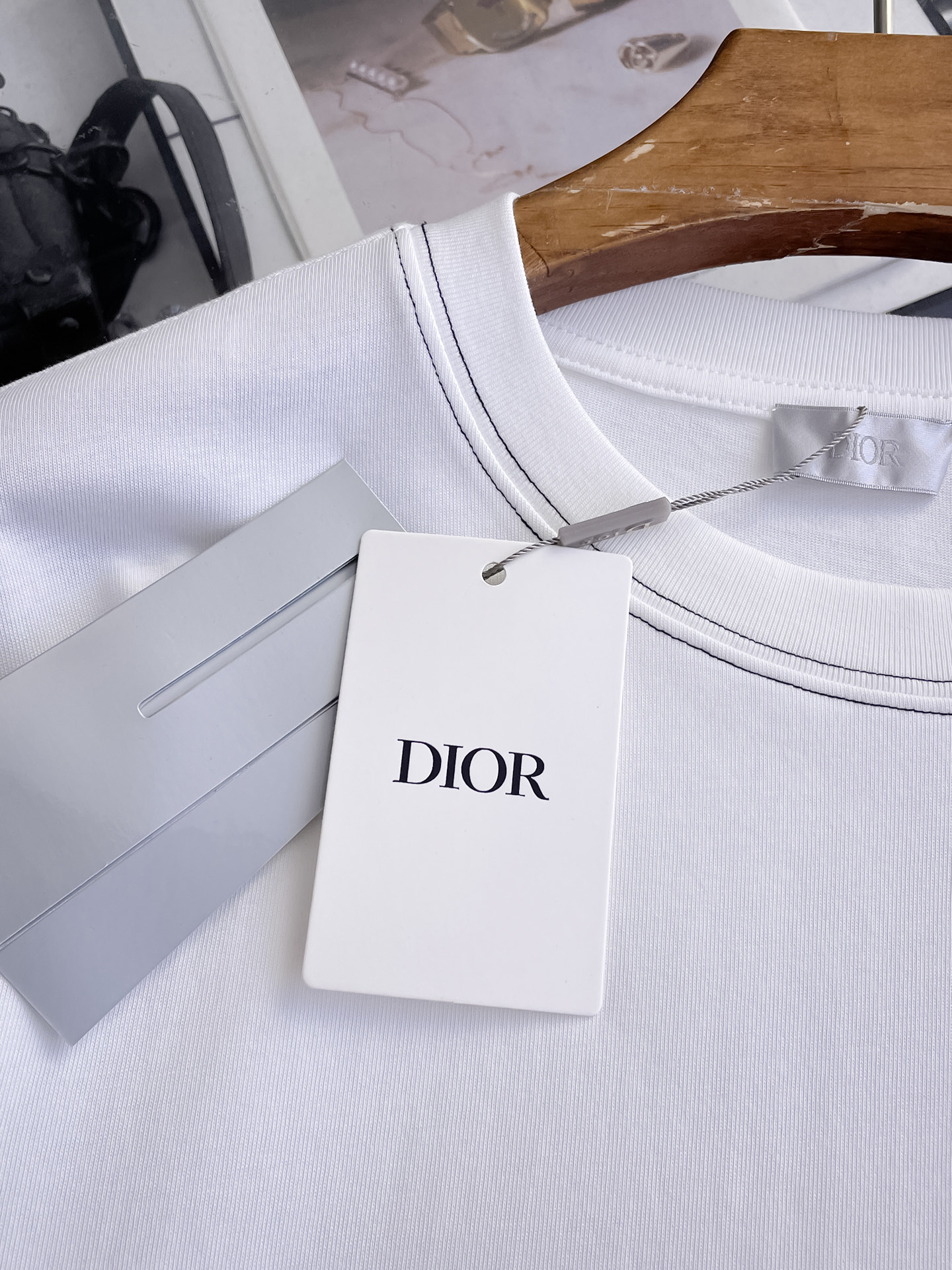 迪奥Dior26春夏新品专柜首发最新款短袖圆领T恤 高端订制 设计前卫时尚！品牌logo重工艺设计，高端