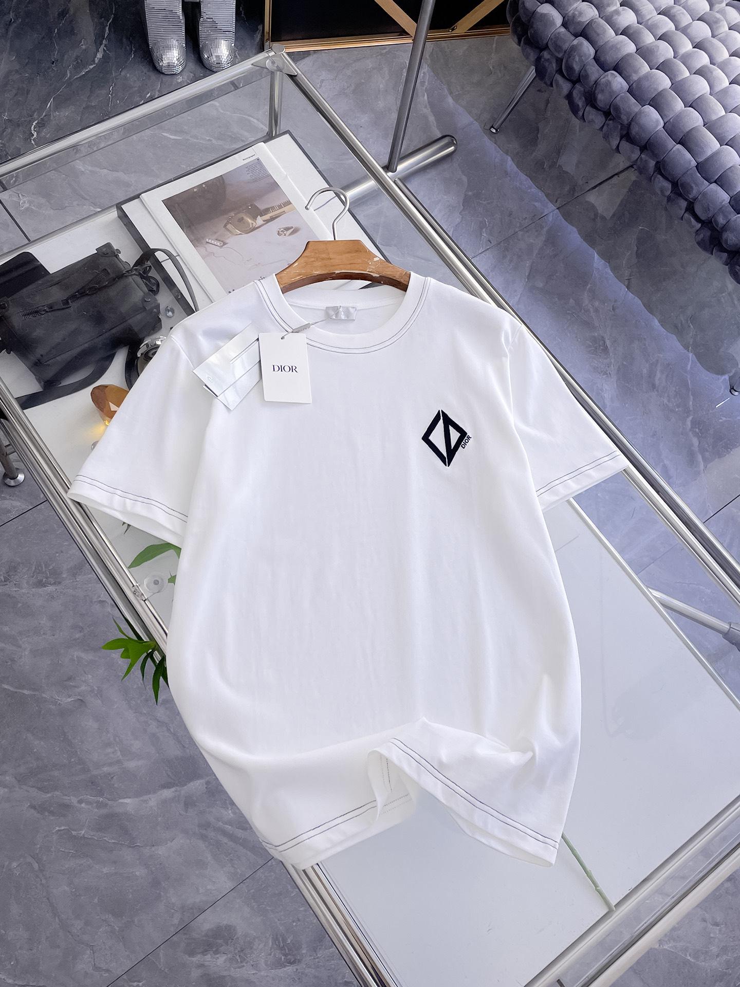 迪奥Dior26春夏新品专柜首发最新款短袖圆领T恤 高端订制 设计前卫时尚！品牌logo重工艺设计，高端