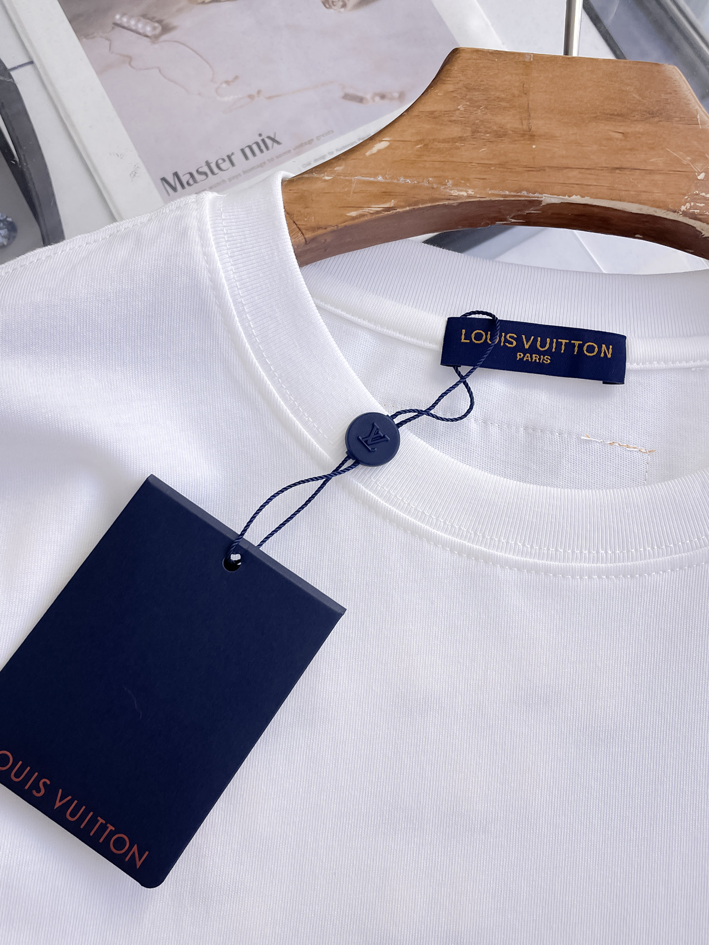 路易威登LV26春夏新品专柜首发最新款短袖圆领T恤 高端订制 设计前卫时尚！品牌logo手绘重工艺设计，