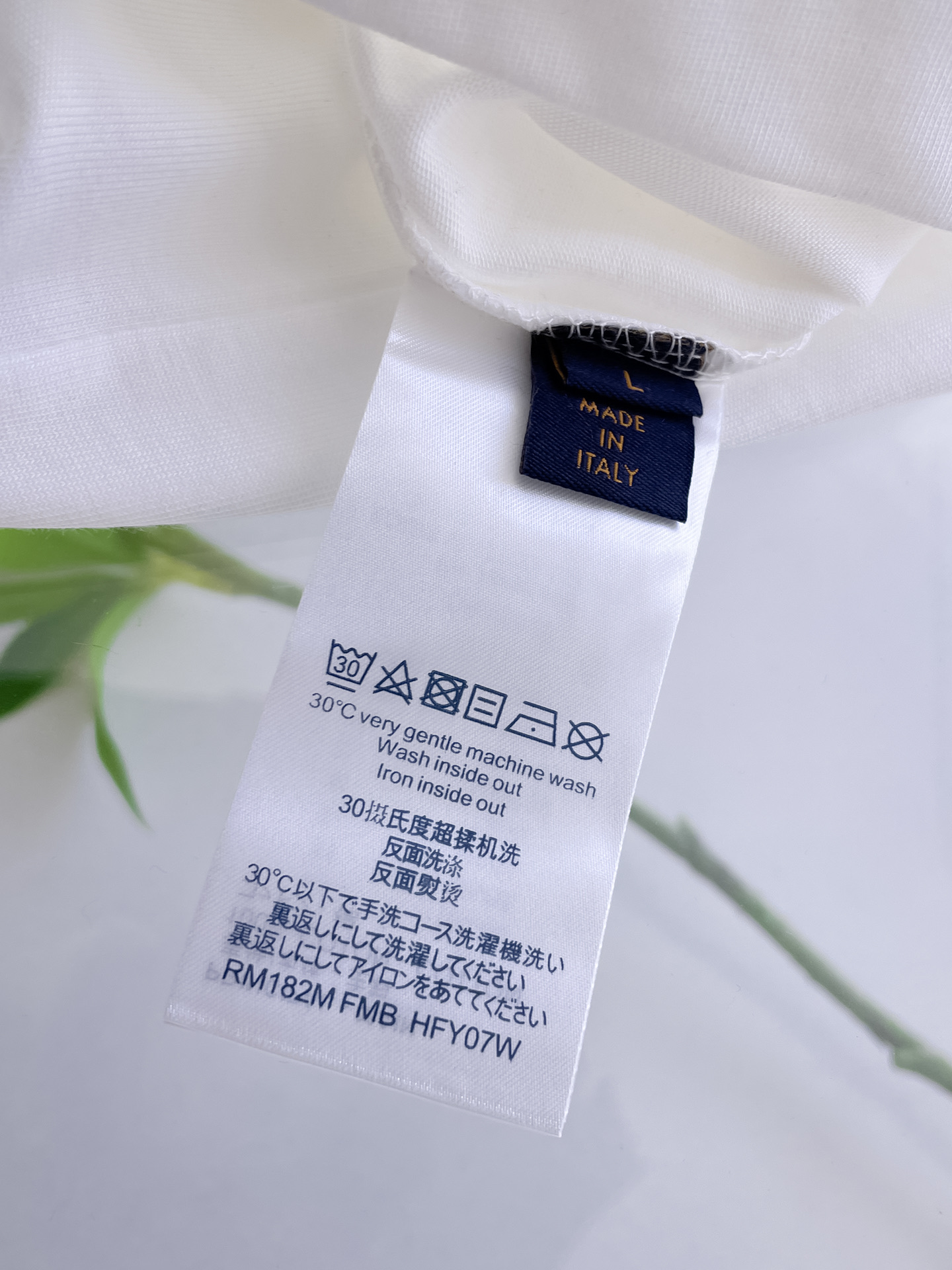 路易威登LV26春夏新品专柜首发最新款短袖圆领T恤 高端订制 设计前卫时尚！品牌logo手绘重工艺设计，