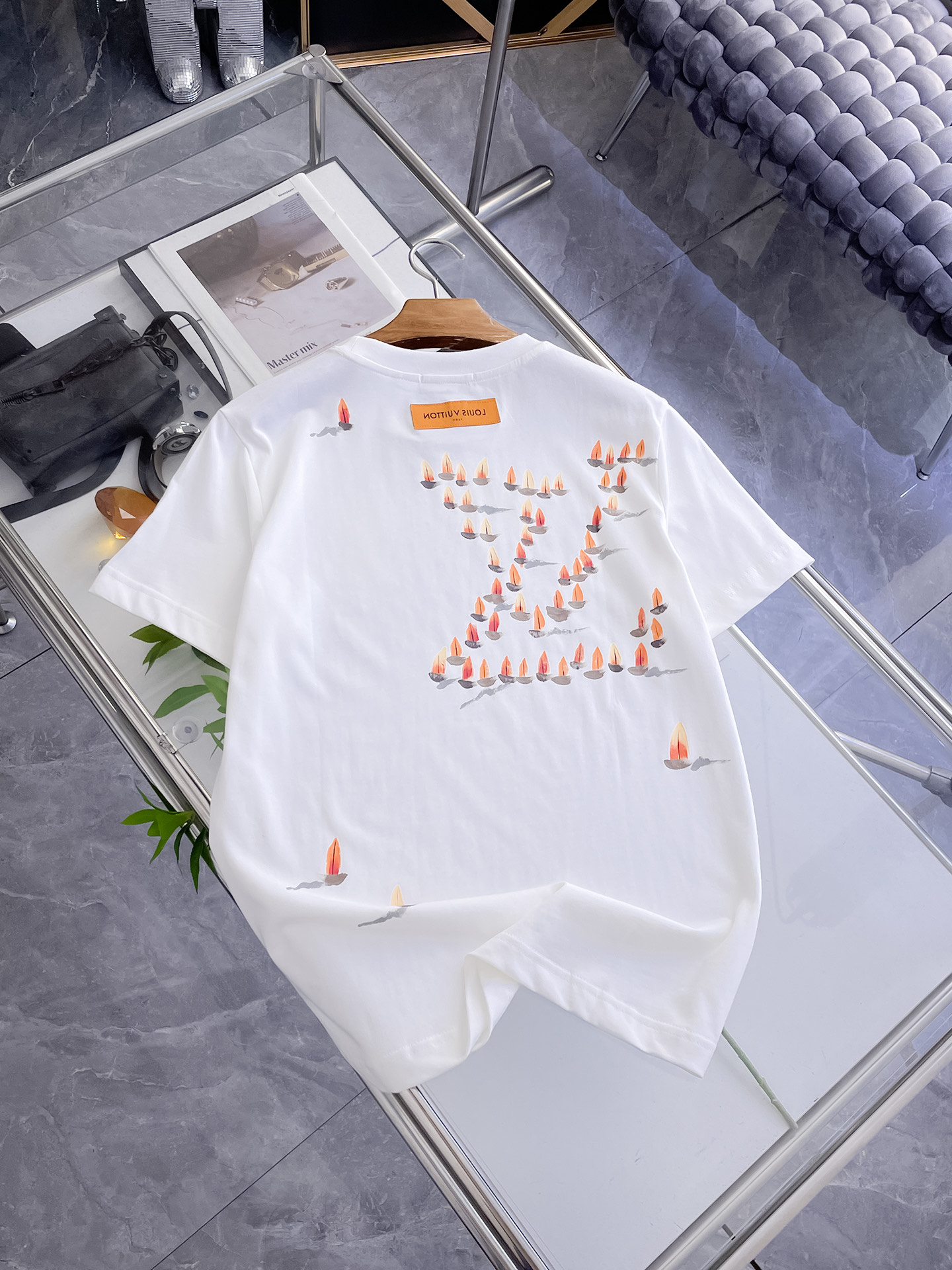 路易威登LV26春夏新品专柜首发最新款短袖圆领T恤 高端订制 设计前卫时尚！品牌logo手绘重工艺设计，