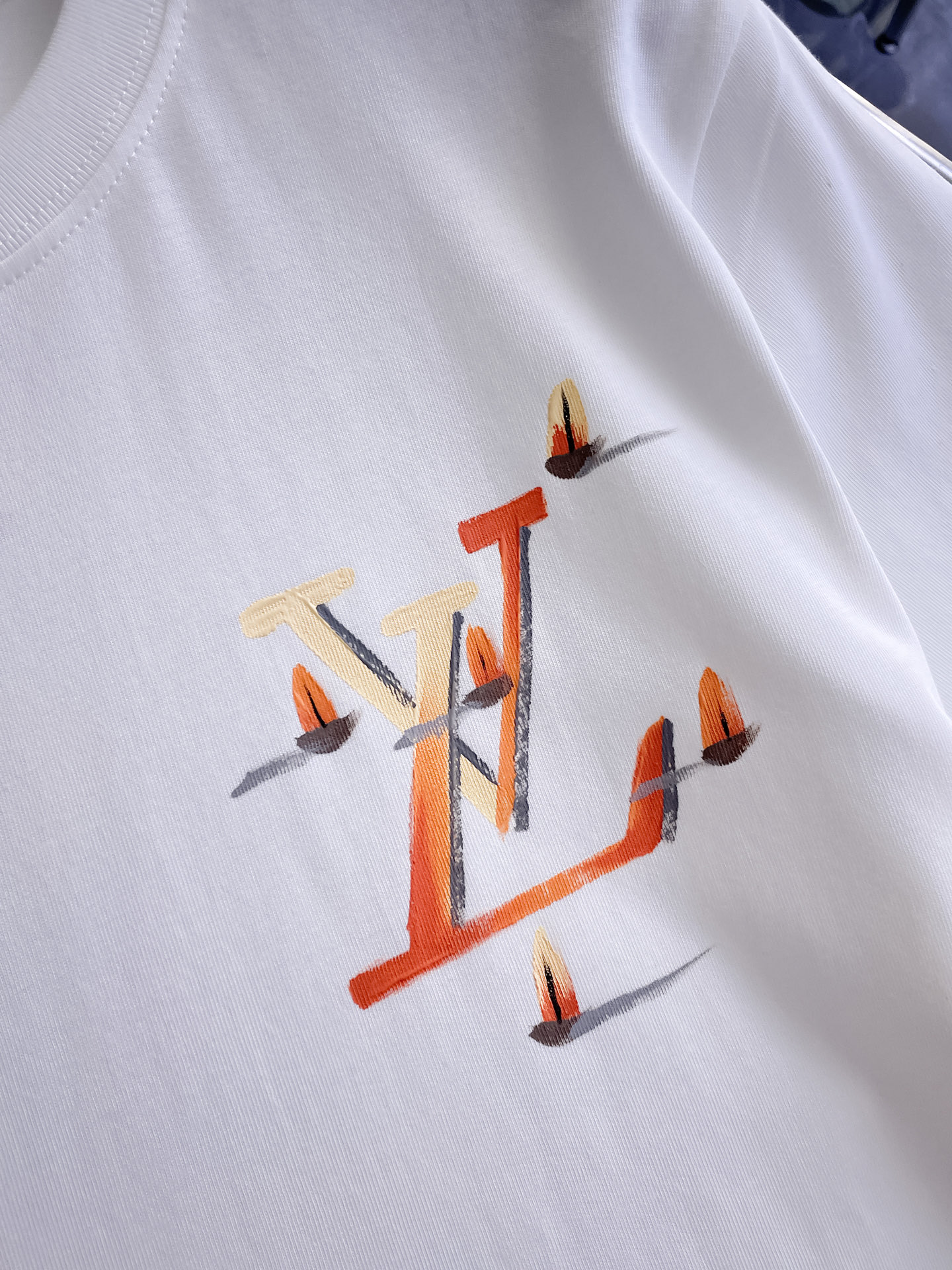 路易威登LV26春夏新品专柜首发最新款短袖圆领T恤 高端订制 设计前卫时尚！品牌logo手绘重工艺设计，