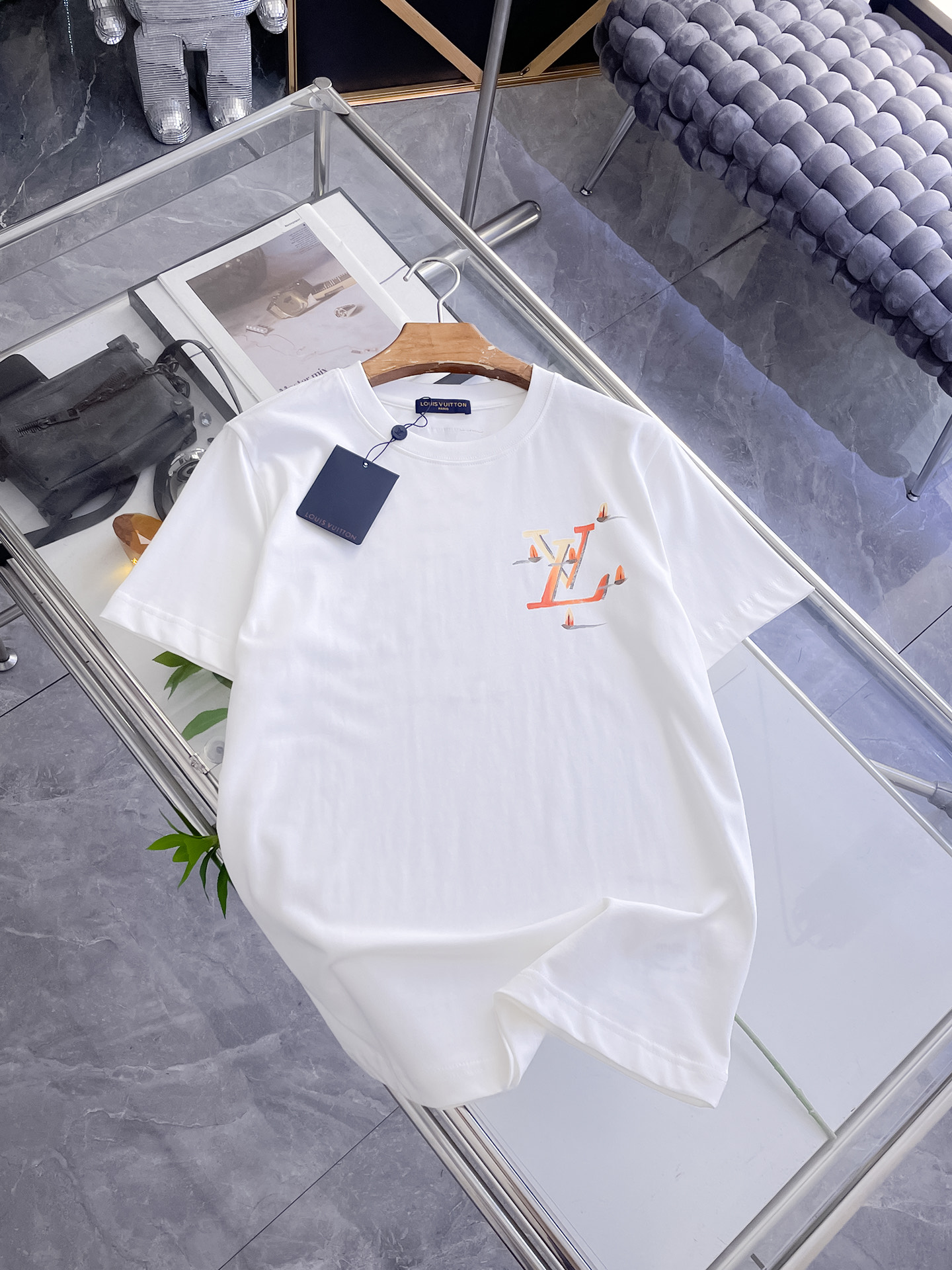 路易威登LV26春夏新品专柜首发最新款短袖圆领T恤 高端订制 设计前卫时尚！品牌logo手绘重工艺设计，