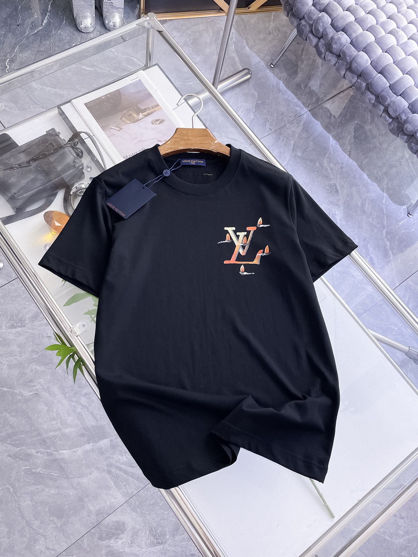 路易威登LV26春夏新品专柜首发最新款短袖圆领T恤 高端订制 设计前卫时尚！品牌logo手绘重工艺设计，