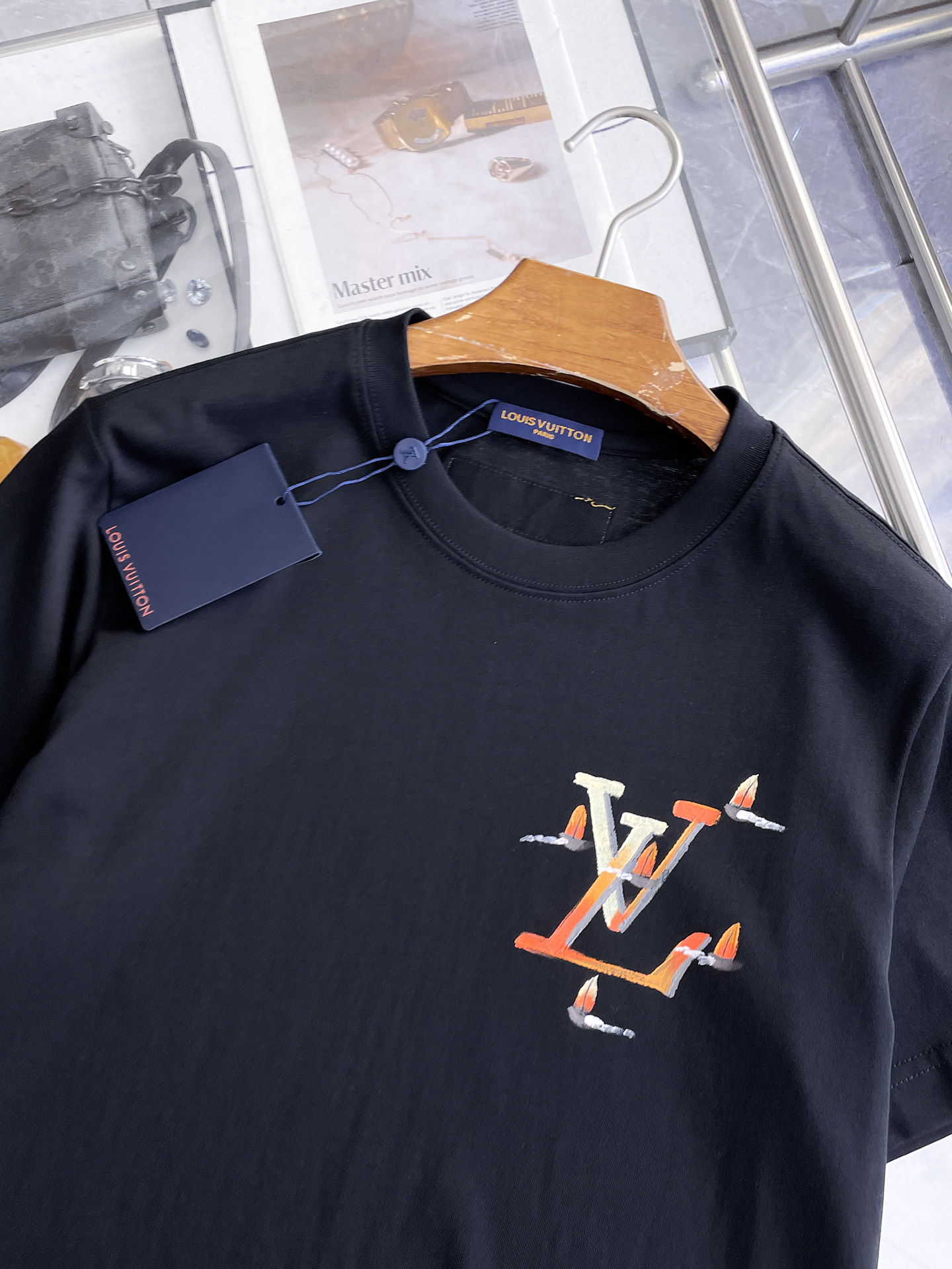 路易威登LV26春夏新品专柜首发最新款短袖圆领T恤 高端订制 设计前卫时尚！品牌logo手绘重工艺设计，