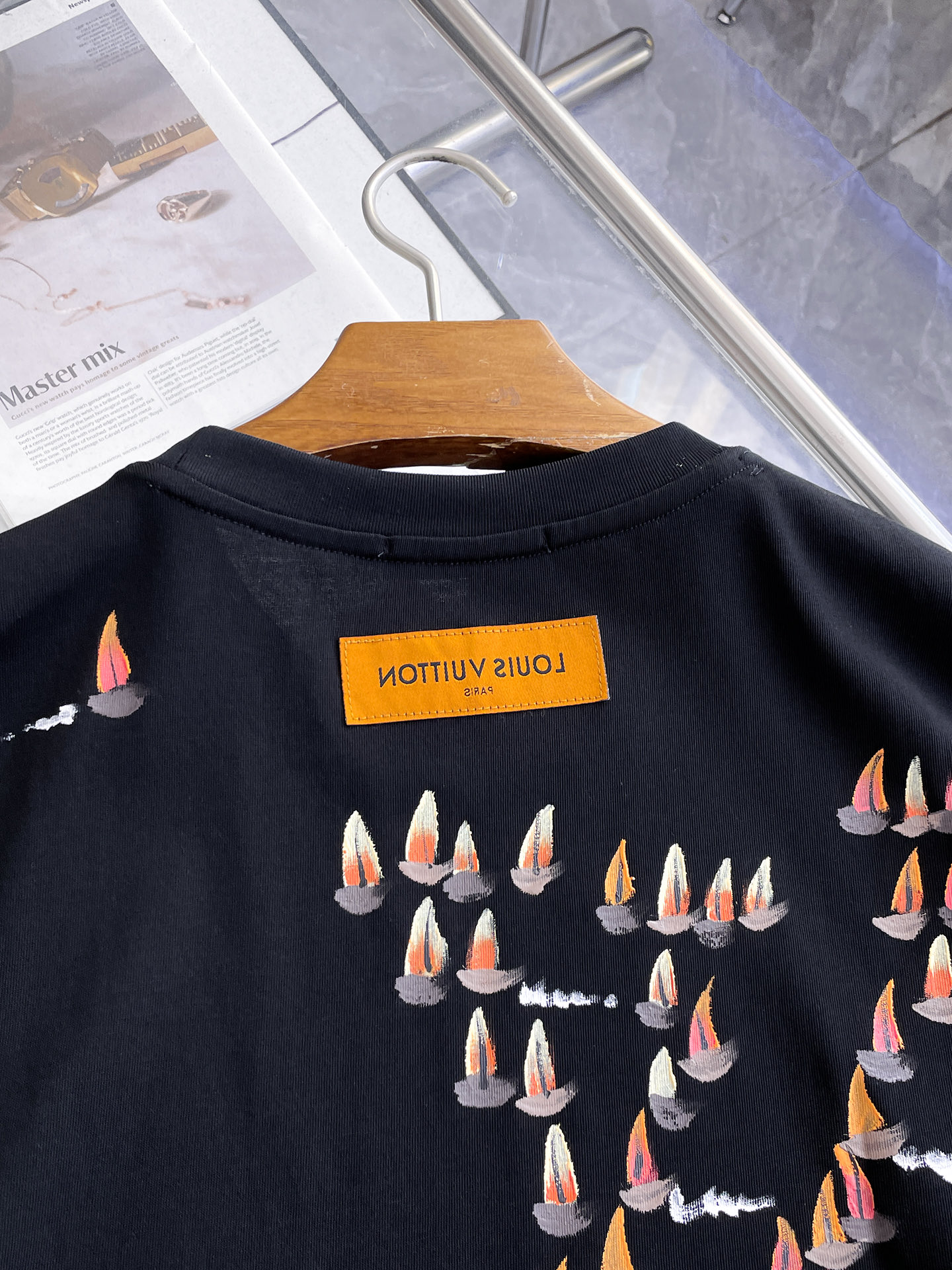 路易威登LV26春夏新品专柜首发最新款短袖圆领T恤 高端订制 设计前卫时尚！品牌logo手绘重工艺设计，