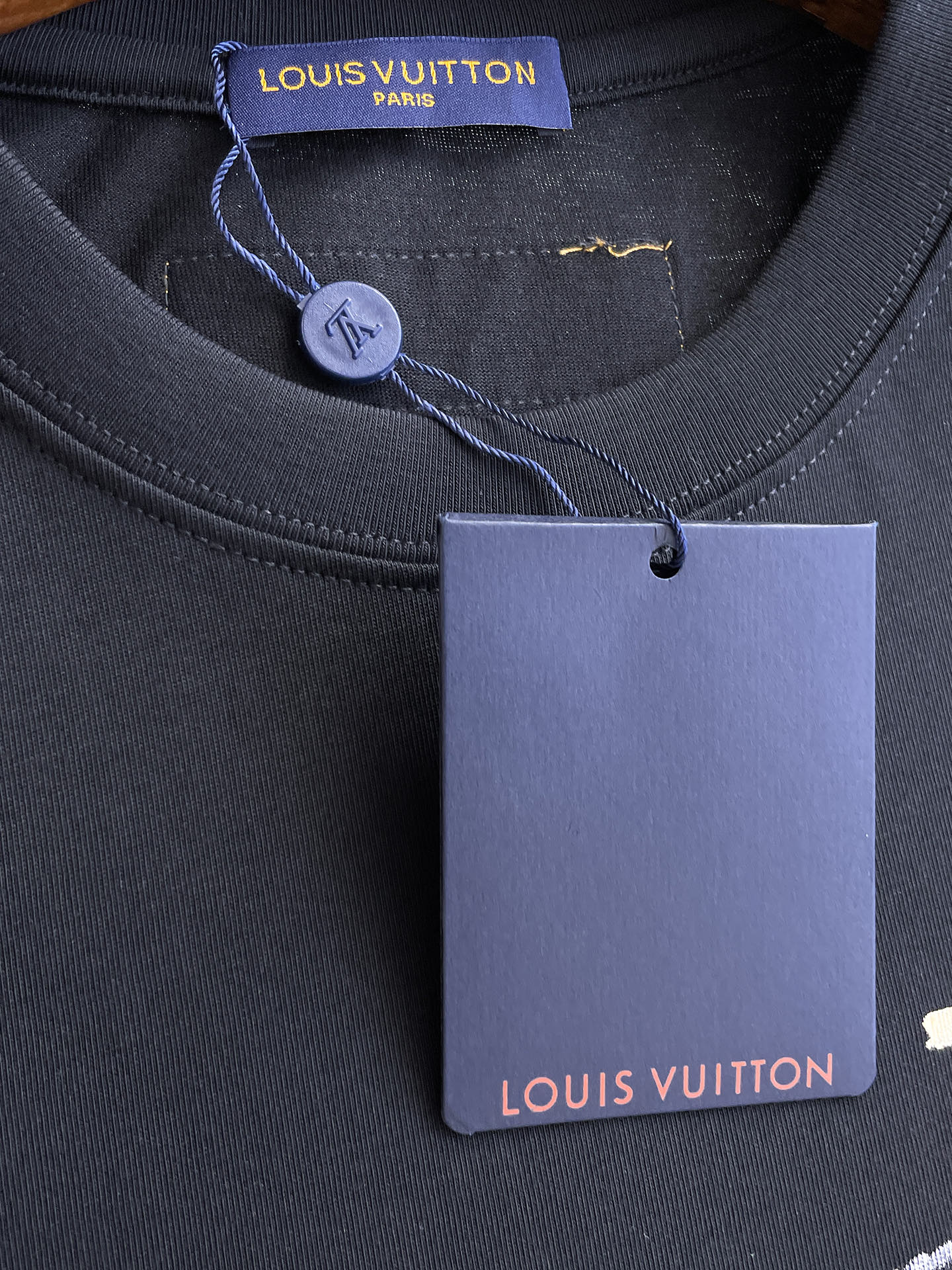 路易威登LV26春夏新品专柜首发最新款短袖圆领T恤 高端订制 设计前卫时尚！品牌logo手绘重工艺设计，