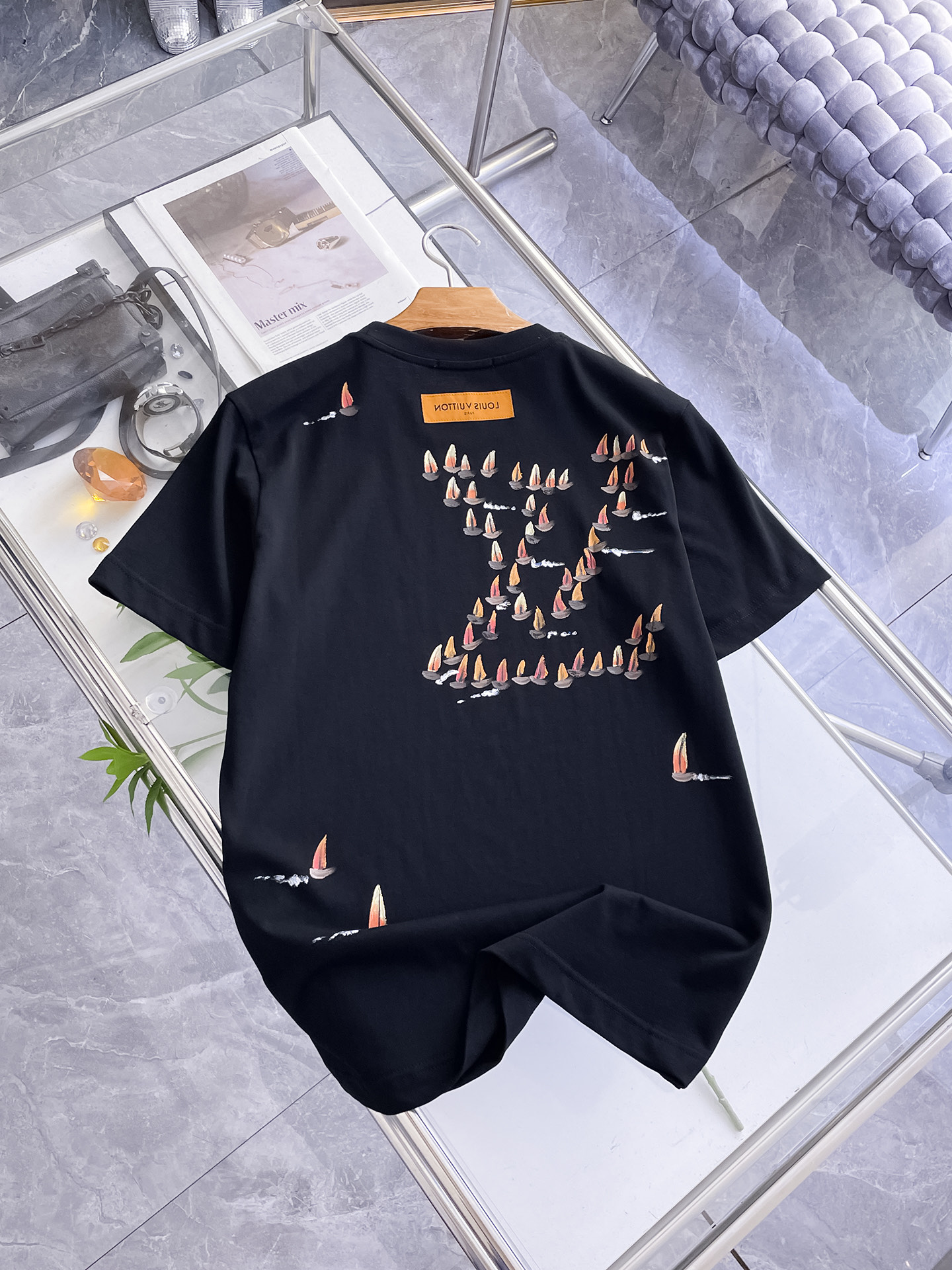 路易威登LV26春夏新品专柜首发最新款短袖圆领T恤 高端订制 设计前卫时尚！品牌logo手绘重工艺设计，