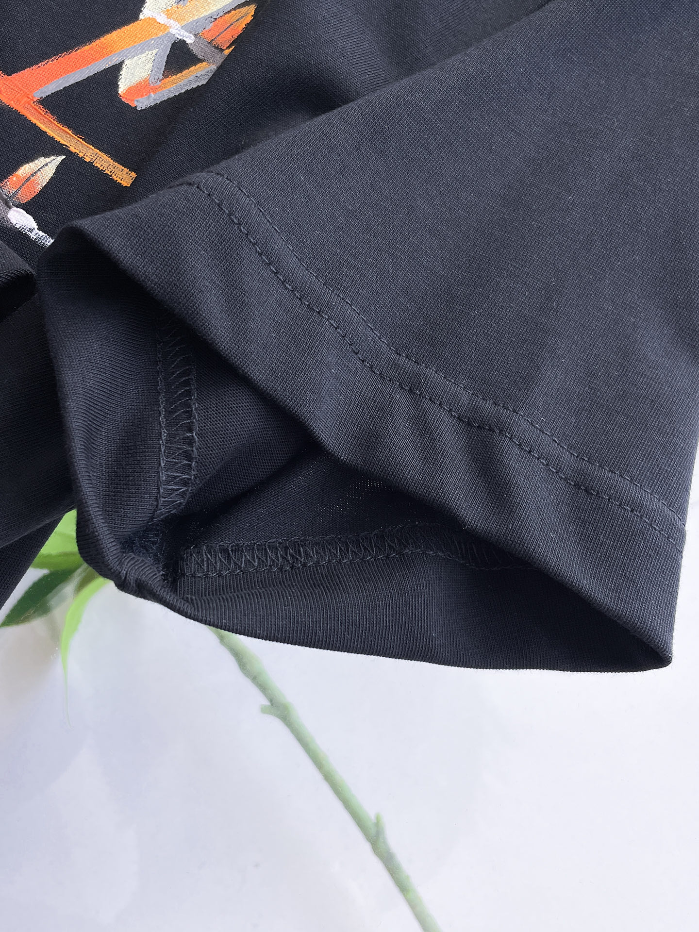 路易威登LV26春夏新品专柜首发最新款短袖圆领T恤 高端订制 设计前卫时尚！品牌logo手绘重工艺设计，