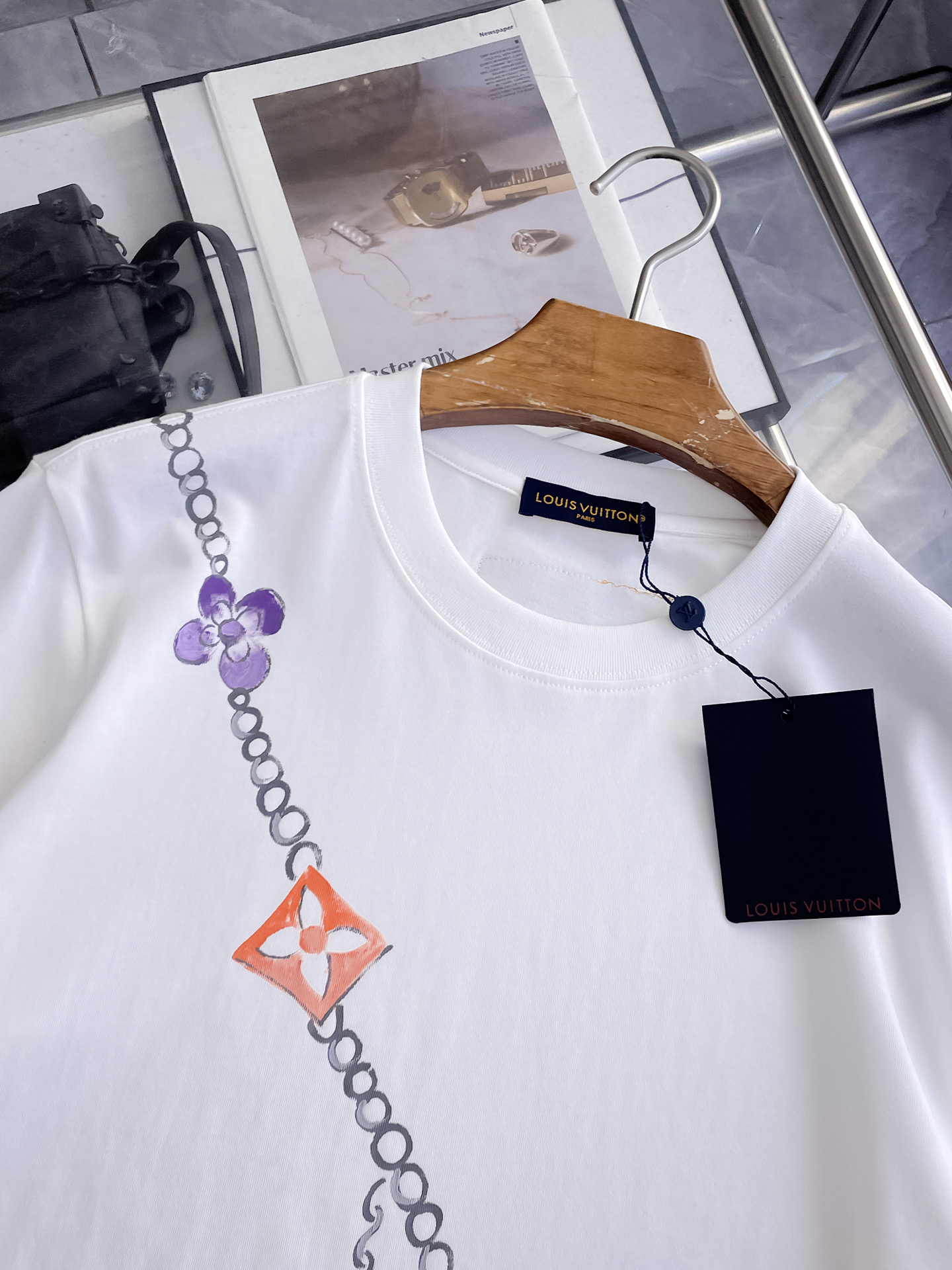 路易威登LV26春夏新品专柜首发最新款短袖圆领T恤 高端订制 设计前卫时尚！品牌logo手绘重工艺设计，