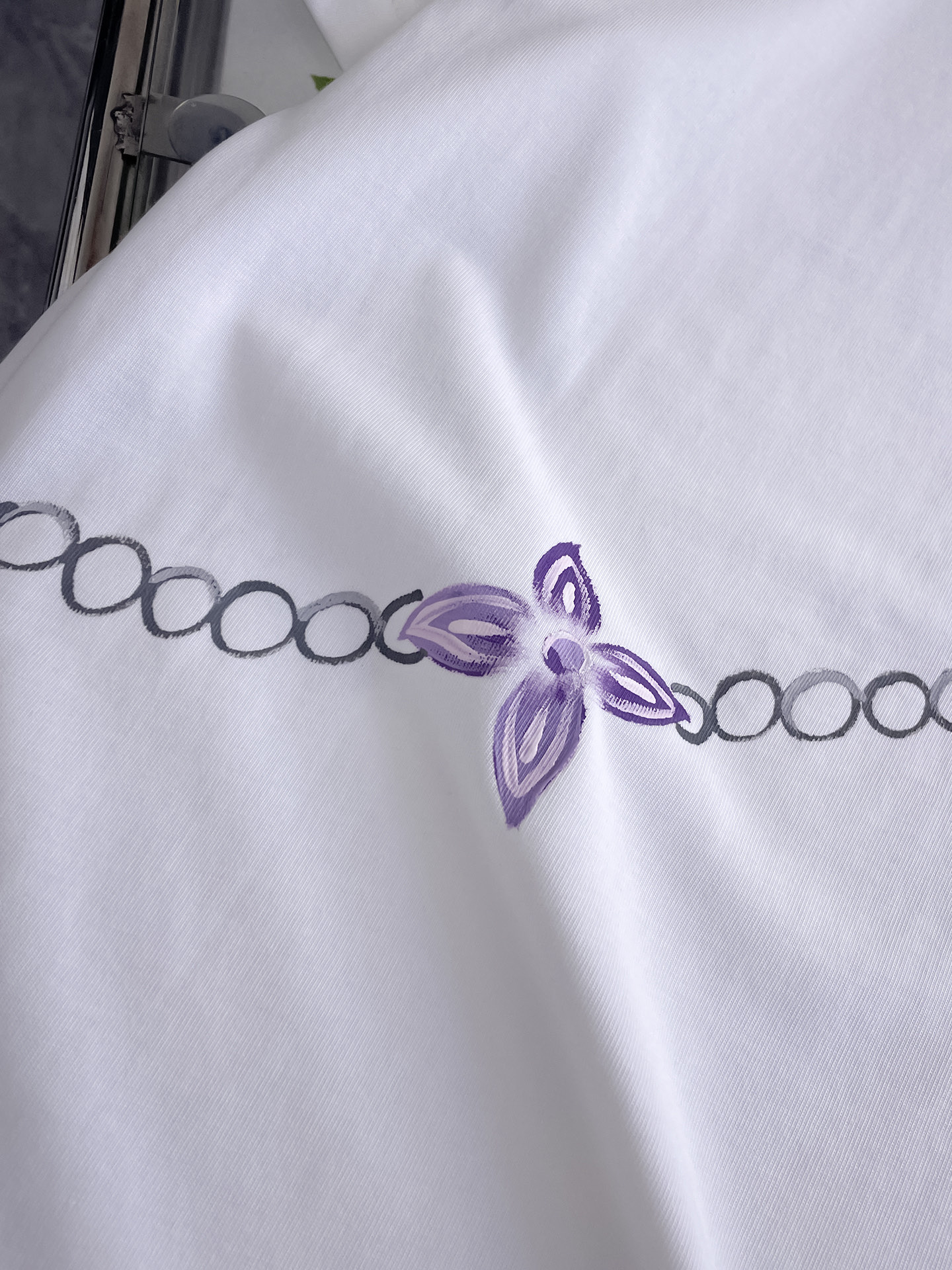 路易威登LV26春夏新品专柜首发最新款短袖圆领T恤 高端订制 设计前卫时尚！品牌logo手绘重工艺设计，