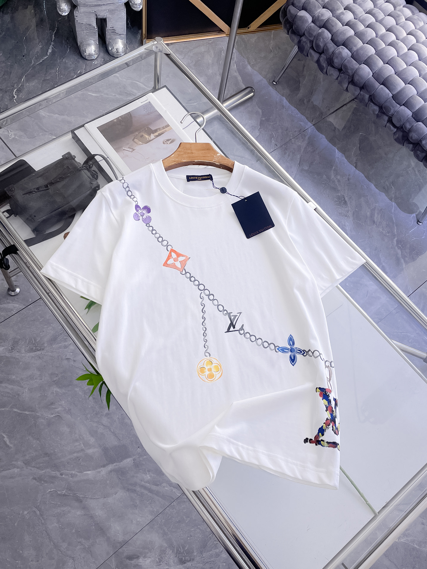 路易威登LV26春夏新品专柜首发最新款短袖圆领T恤 高端订制 设计前卫时尚！品牌logo手绘重工艺设计，