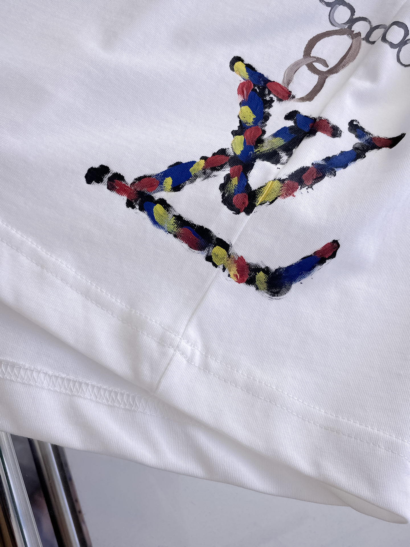 路易威登LV26春夏新品专柜首发最新款短袖圆领T恤 高端订制 设计前卫时尚！品牌logo手绘重工艺设计，