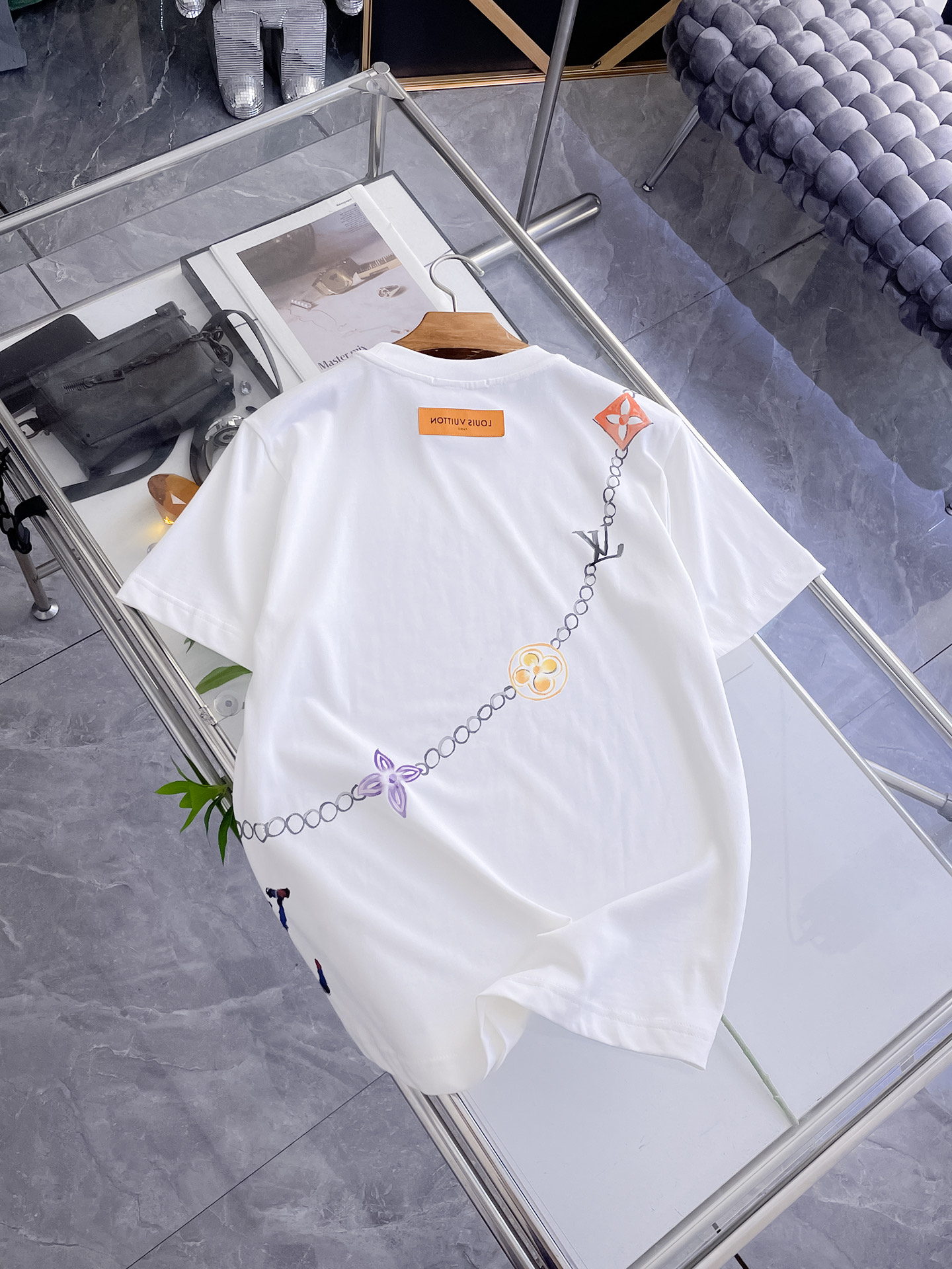 路易威登LV26春夏新品专柜首发最新款短袖圆领T恤 高端订制 设计前卫时尚！品牌logo手绘重工艺设计，