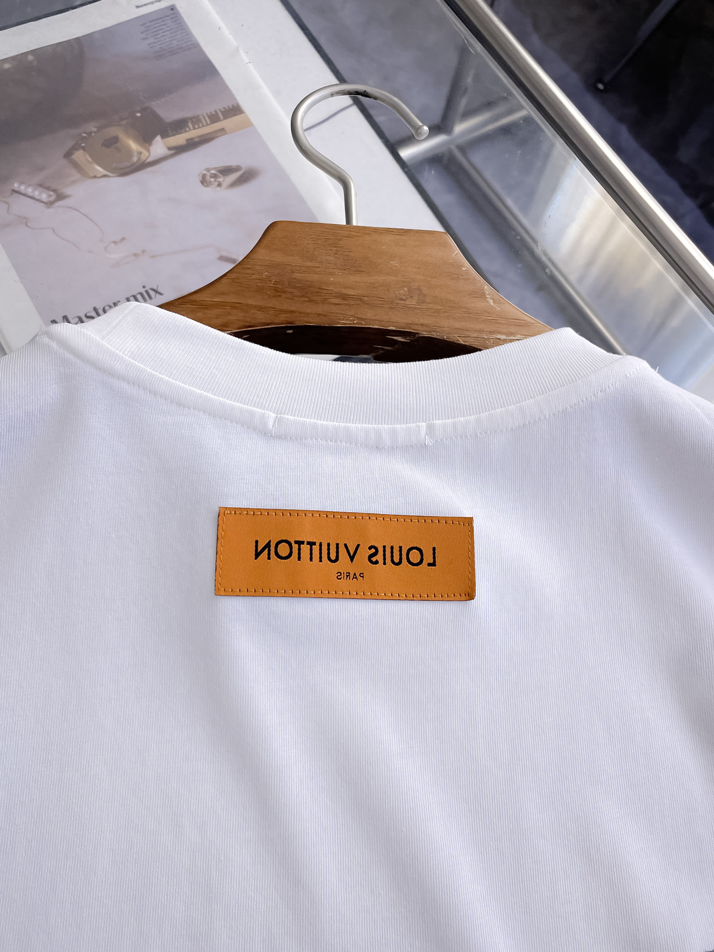 路易威登LV26春夏新品专柜首发最新款短袖圆领T恤 高端订制 设计前卫时尚！品牌logo手绘重工艺设计，