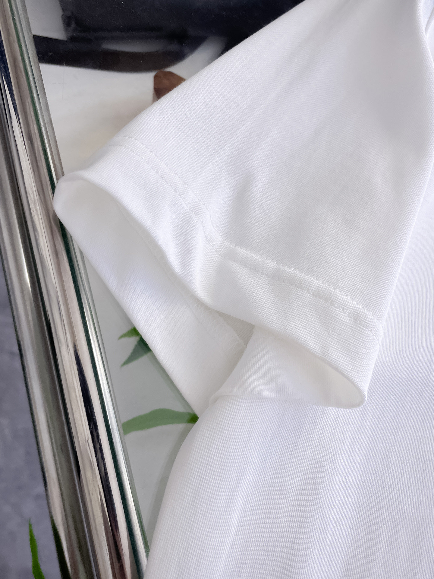 路易威登LV26春夏新品专柜首发最新款短袖圆领T恤 高端订制 设计前卫时尚！品牌logo手绘重工艺设计，