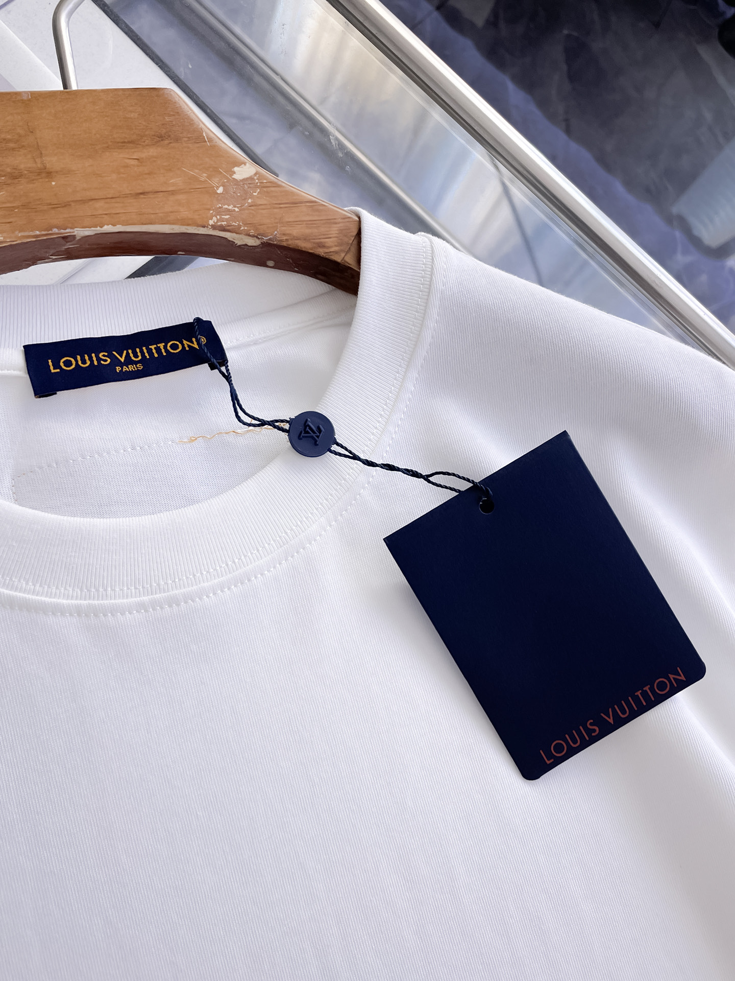 路易威登LV26春夏新品专柜首发最新款短袖圆领T恤 高端订制 设计前卫时尚！品牌logo手绘重工艺设计，