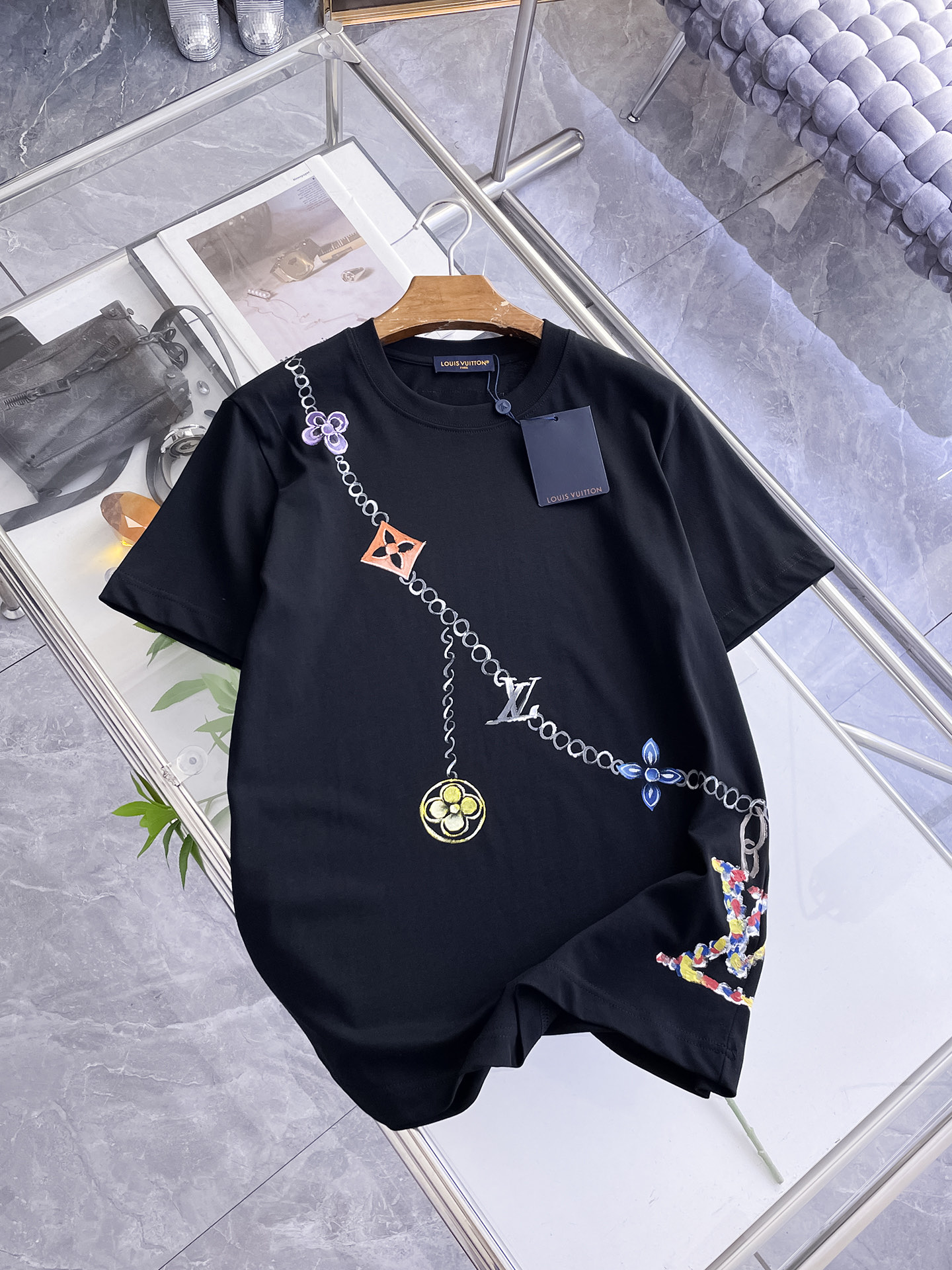 路易威登LV26春夏新品专柜首发最新款短袖圆领T恤 高端订制 设计前卫时尚！品牌logo手绘重工艺设计，