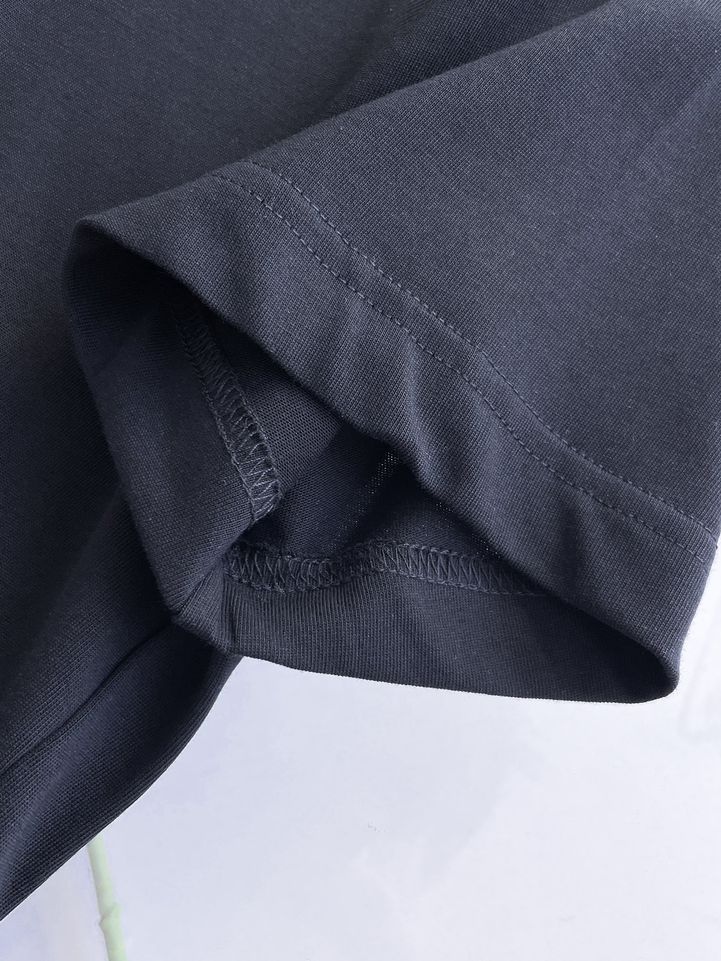 路易威登LV26春夏新品专柜首发最新款短袖圆领T恤 高端订制 设计前卫时尚！品牌logo手绘重工艺设计，