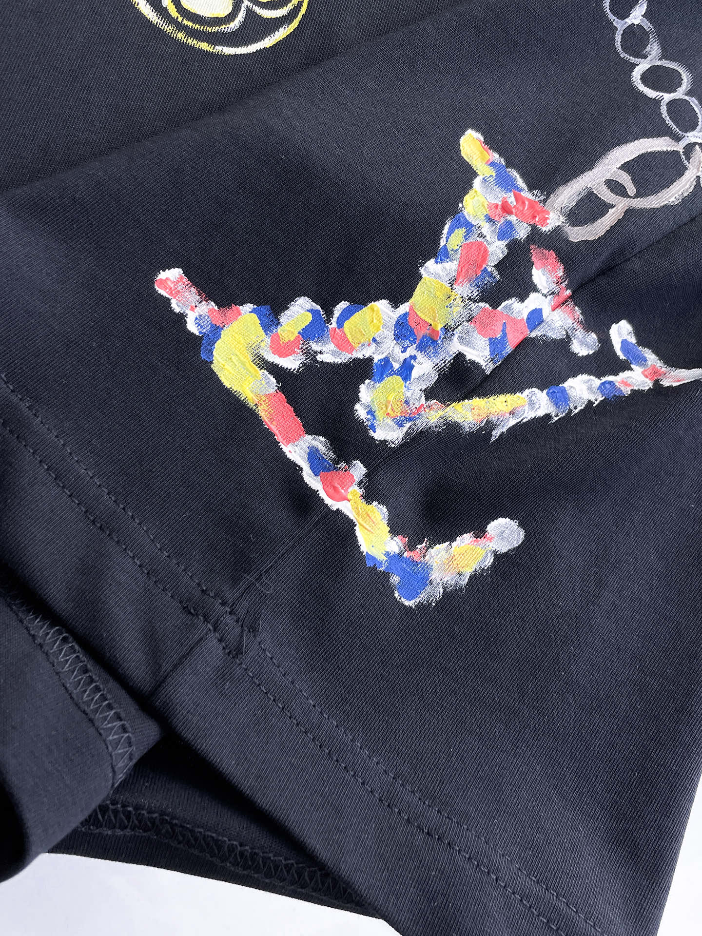 路易威登LV26春夏新品专柜首发最新款短袖圆领T恤 高端订制 设计前卫时尚！品牌logo手绘重工艺设计，