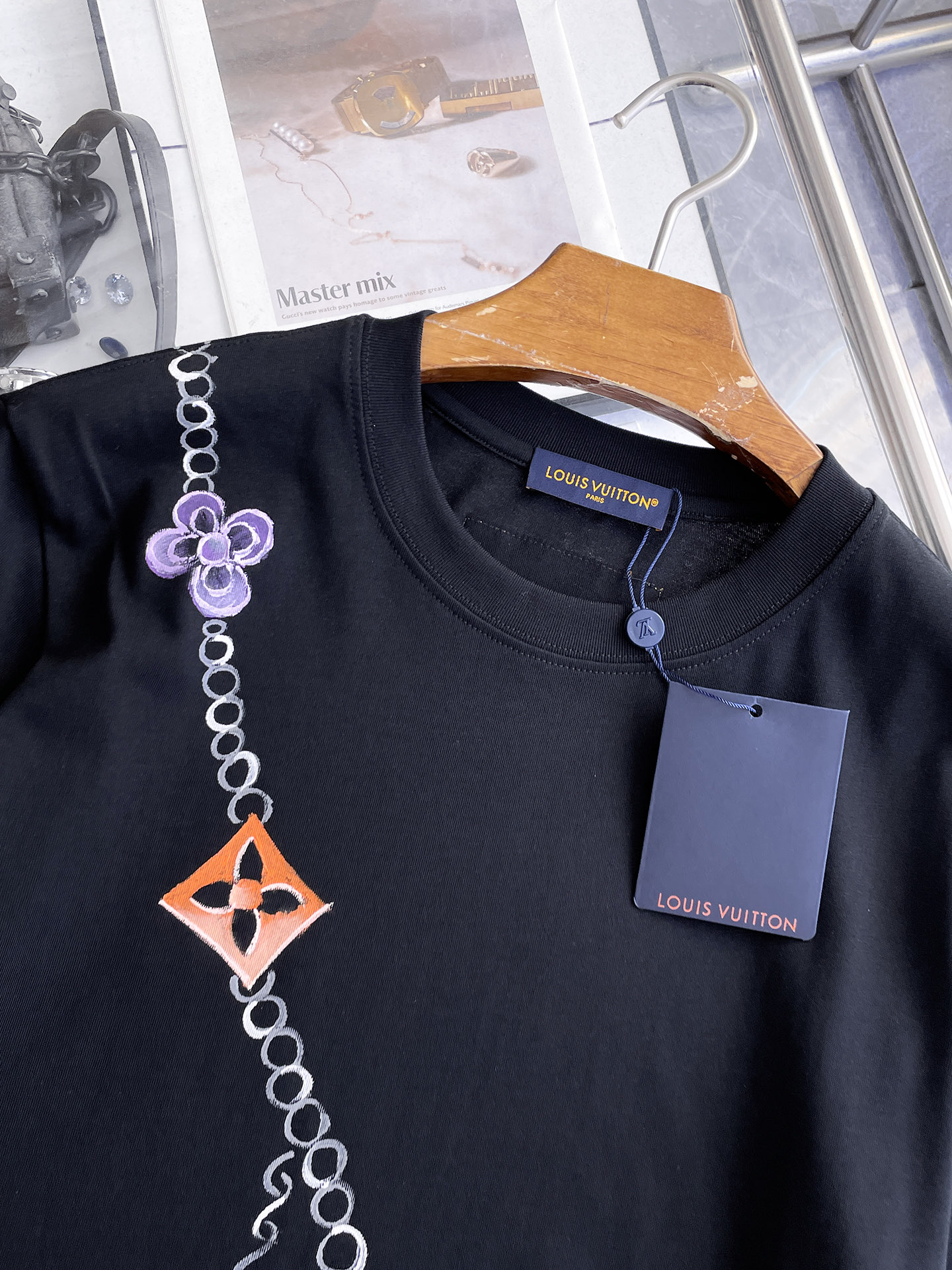 路易威登LV26春夏新品专柜首发最新款短袖圆领T恤 高端订制 设计前卫时尚！品牌logo手绘重工艺设计，