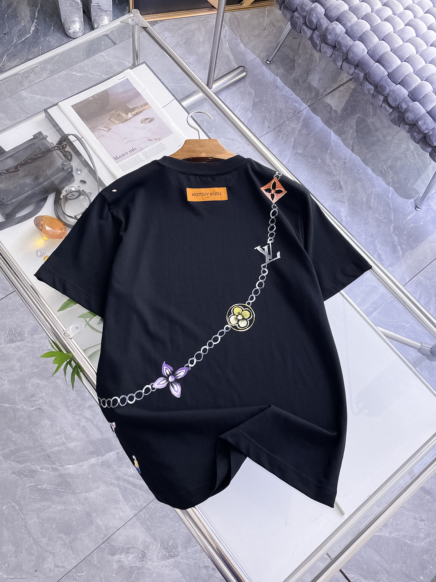 路易威登LV26春夏新品专柜首发最新款短袖圆领T恤 高端订制 设计前卫时尚！品牌logo手绘重工艺设计，