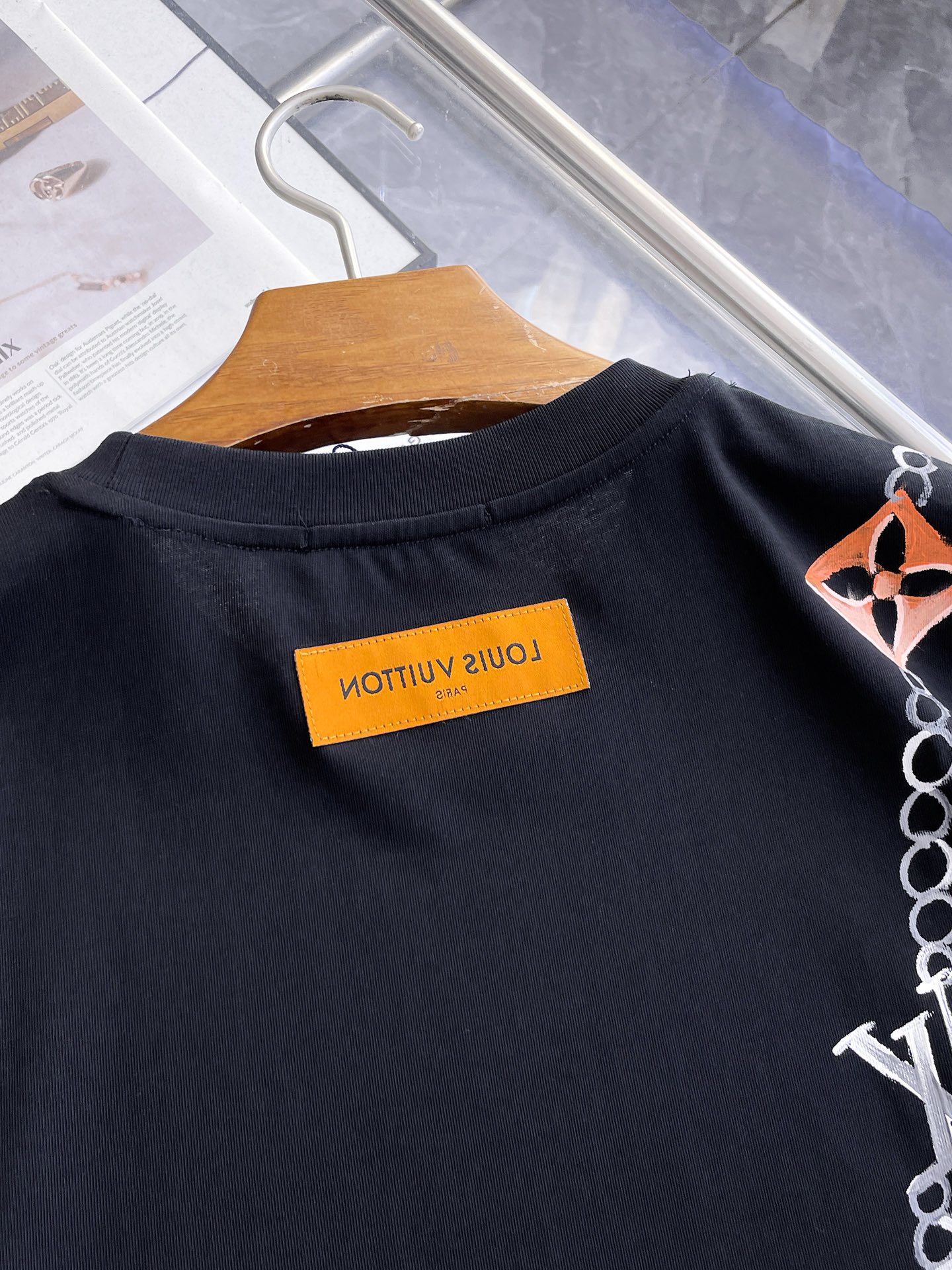 路易威登LV26春夏新品专柜首发最新款短袖圆领T恤 高端订制 设计前卫时尚！品牌logo手绘重工艺设计，