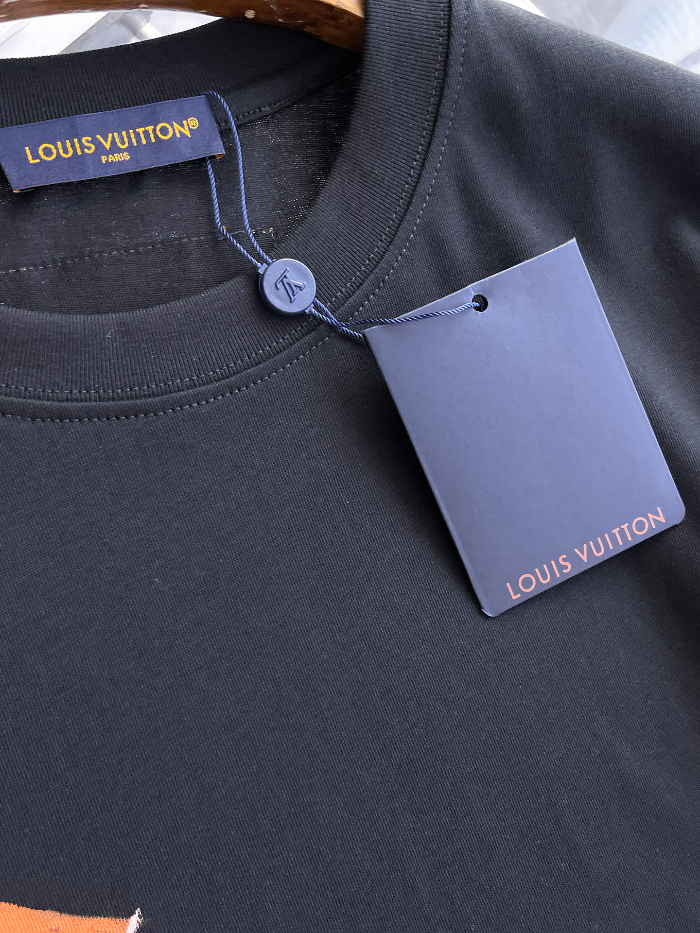 路易威登LV26春夏新品专柜首发最新款短袖圆领T恤 高端订制 设计前卫时尚！品牌logo手绘重工艺设计，