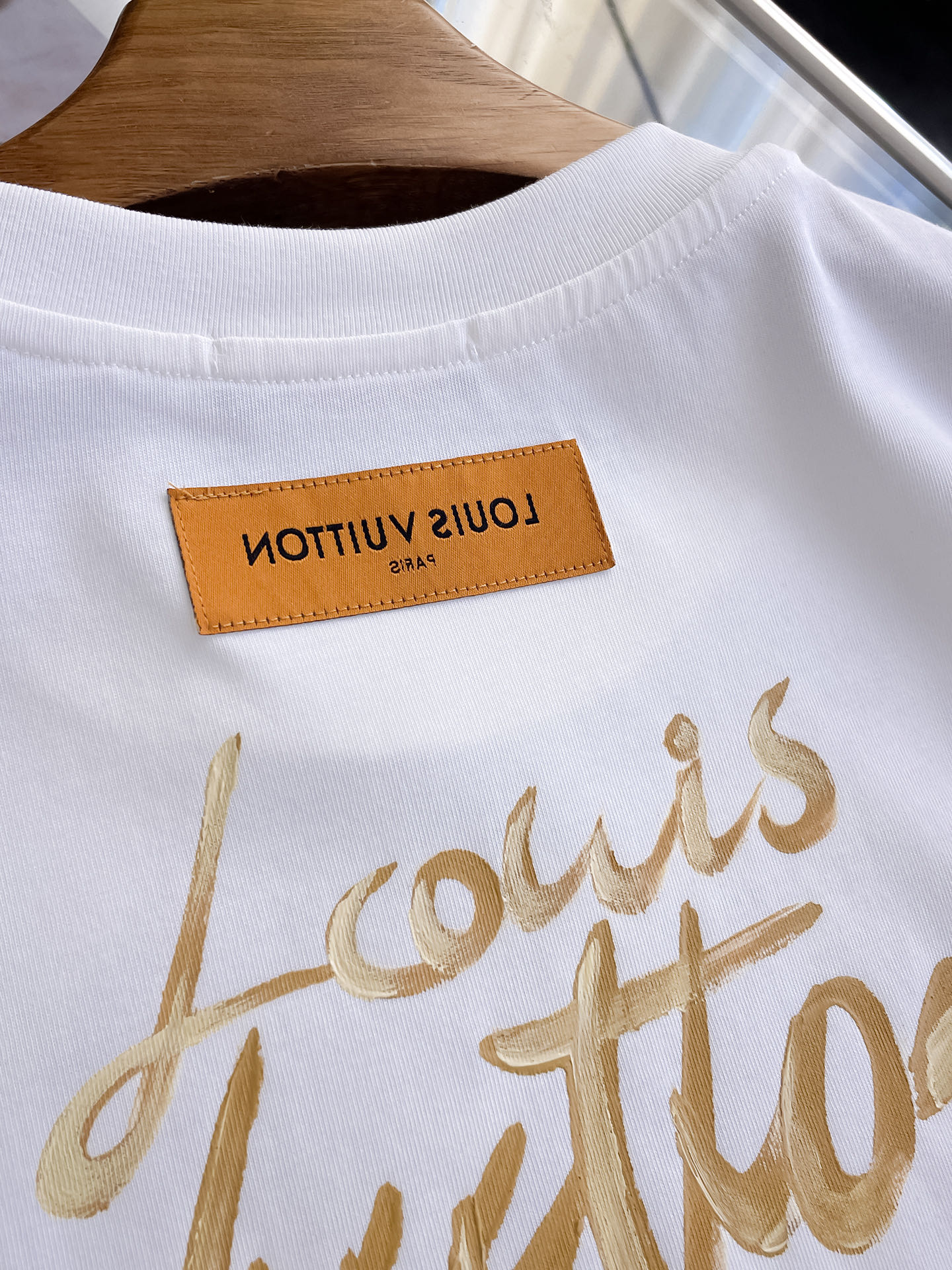 路易威登LV26春夏新品专柜首发最新款短袖圆领T恤 高端订制 设计前卫时尚！品牌logo手绘重工艺设计，