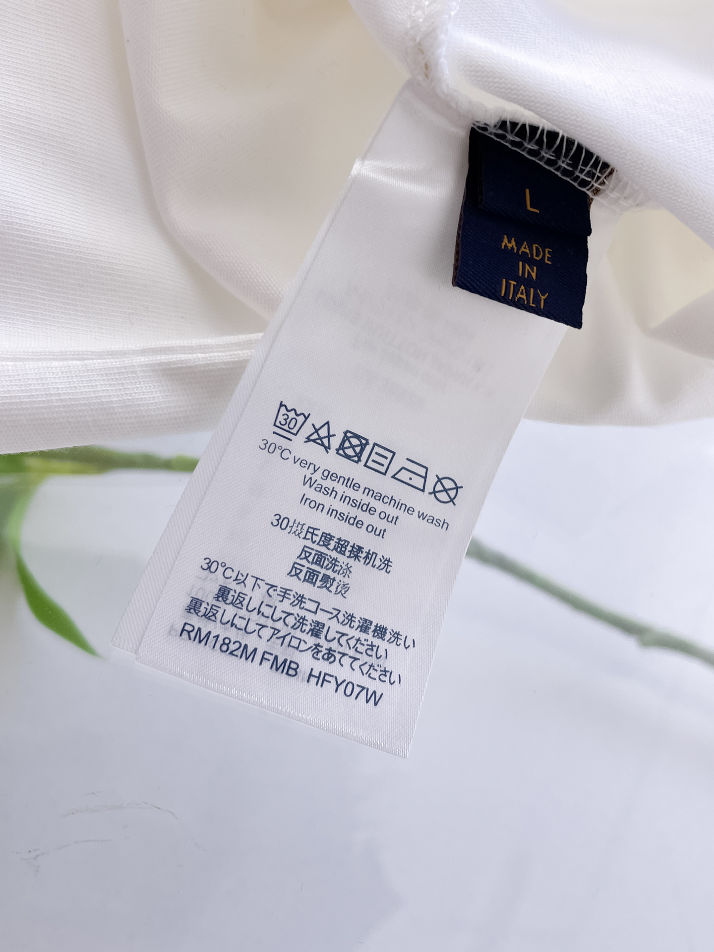 路易威登LV26春夏新品专柜首发最新款短袖圆领T恤 高端订制 设计前卫时尚！品牌logo手绘重工艺设计，