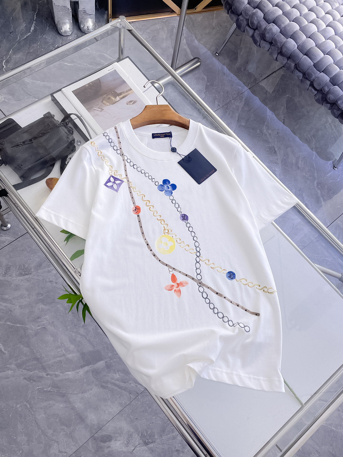 路易威登LV26春夏新品专柜首发最新款短袖圆领T恤 高端订制 设计前卫时尚！品牌logo手绘重工艺设计，