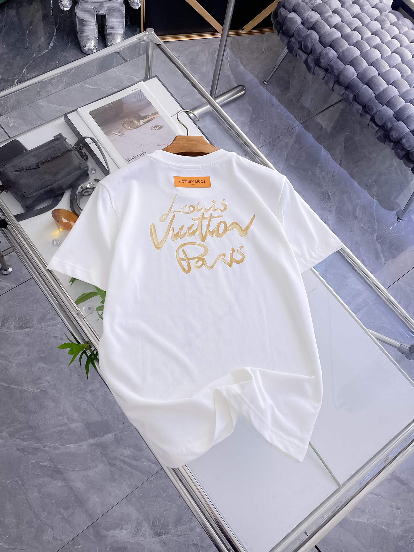 路易威登LV26春夏新品专柜首发最新款短袖圆领T恤 高端订制 设计前卫时尚！品牌logo手绘重工艺设计，