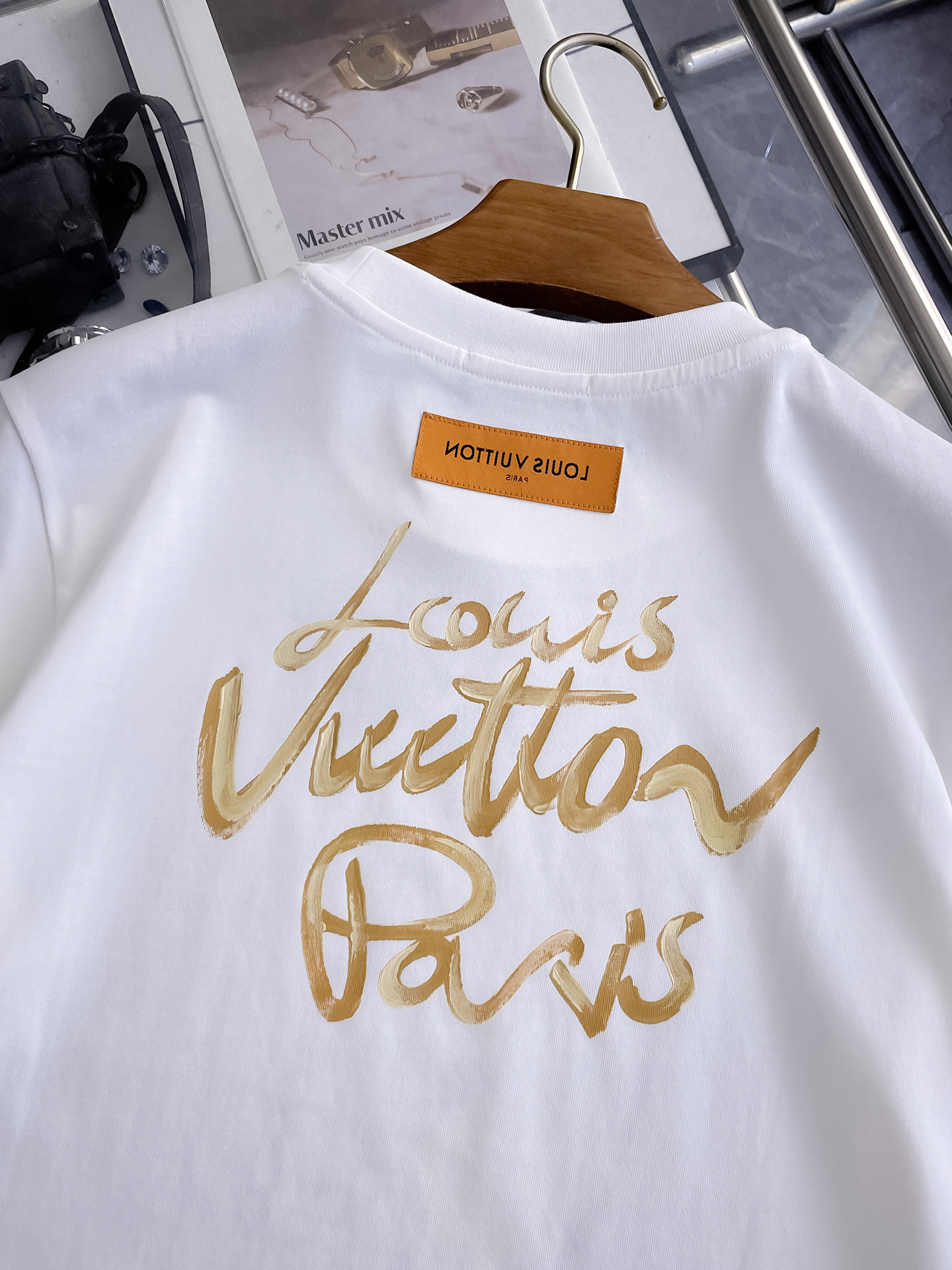 路易威登LV26春夏新品专柜首发最新款短袖圆领T恤 高端订制 设计前卫时尚！品牌logo手绘重工艺设计，