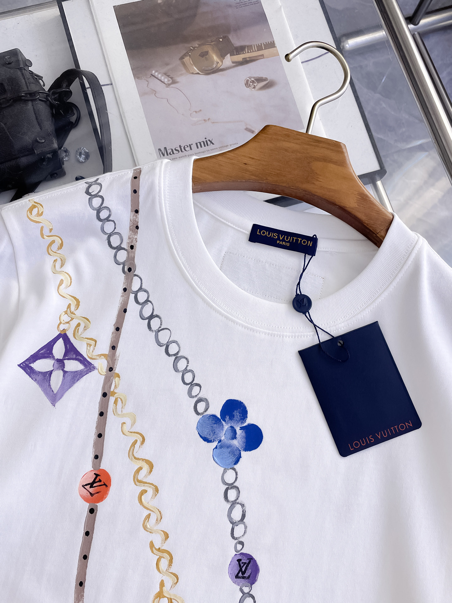 路易威登LV26春夏新品专柜首发最新款短袖圆领T恤 高端订制 设计前卫时尚！品牌logo手绘重工艺设计，