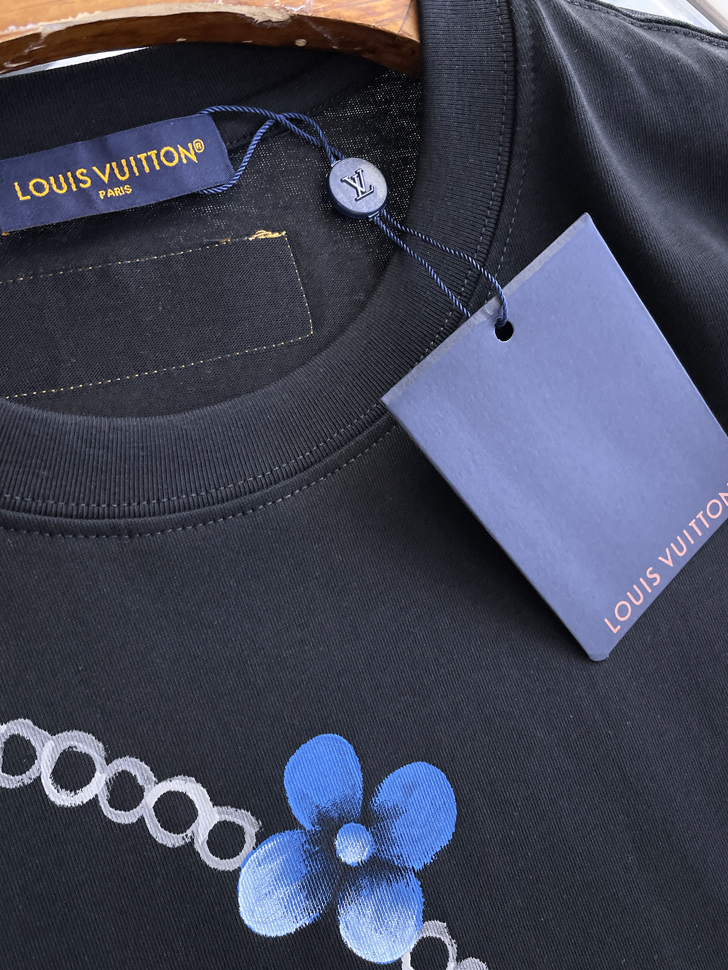 路易威登LV26春夏新品专柜首发最新款短袖圆领T恤 高端订制 设计前卫时尚！品牌logo手绘重工艺设计，