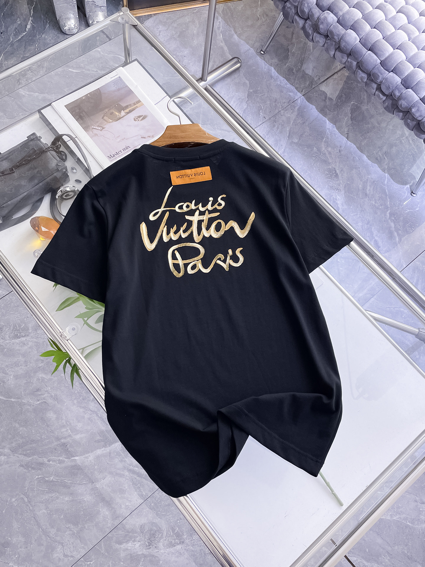 路易威登LV26春夏新品专柜首发最新款短袖圆领T恤 高端订制 设计前卫时尚！品牌logo手绘重工艺设计，