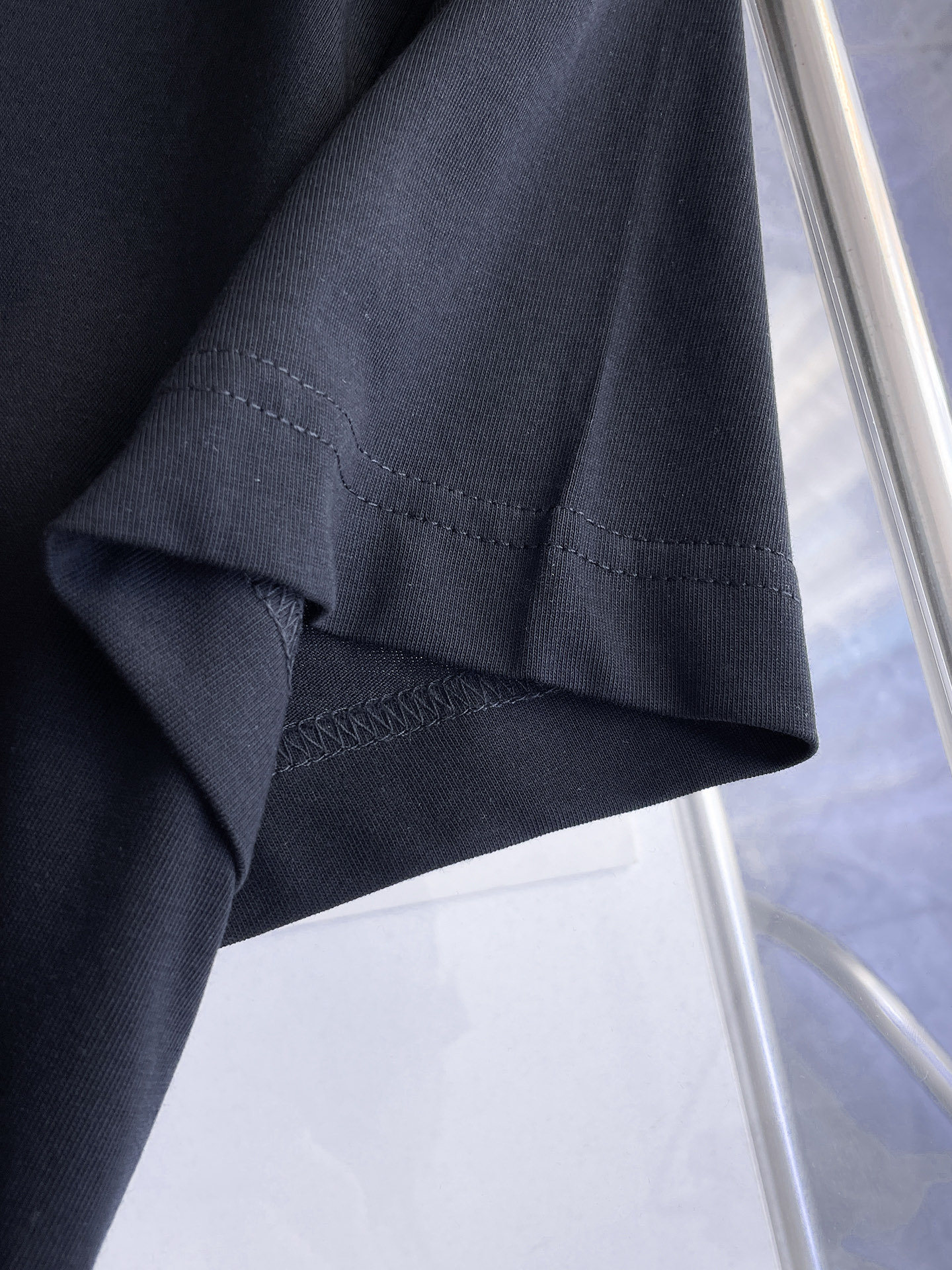 路易威登LV26春夏新品专柜首发最新款短袖圆领T恤 高端订制 设计前卫时尚！品牌logo手绘重工艺设计，