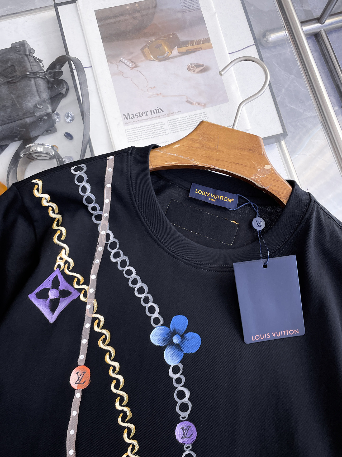 路易威登LV26春夏新品专柜首发最新款短袖圆领T恤 高端订制 设计前卫时尚！品牌logo手绘重工艺设计，