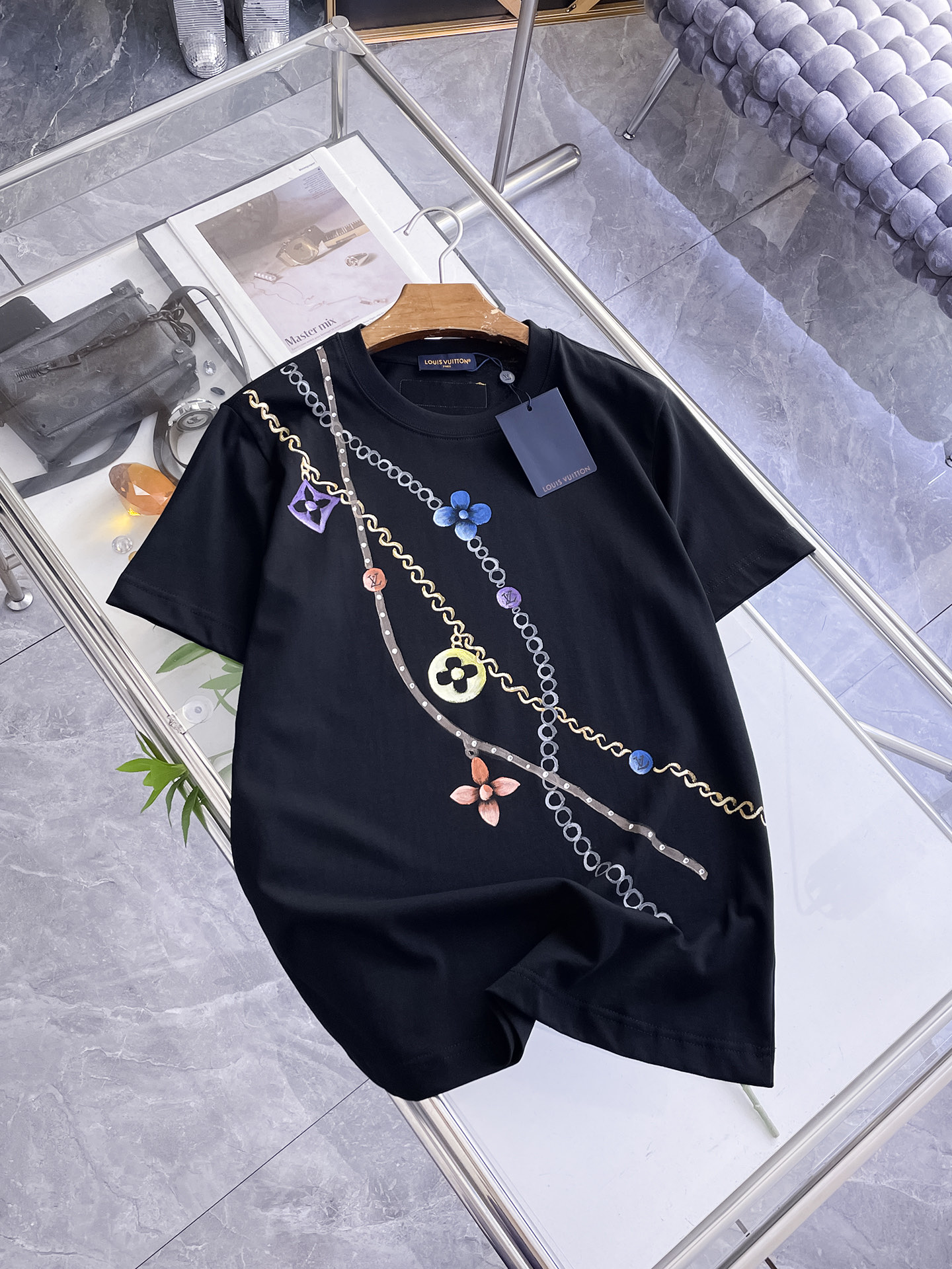 路易威登LV26春夏新品专柜首发最新款短袖圆领T恤 高端订制 设计前卫时尚！品牌logo手绘重工艺设计，