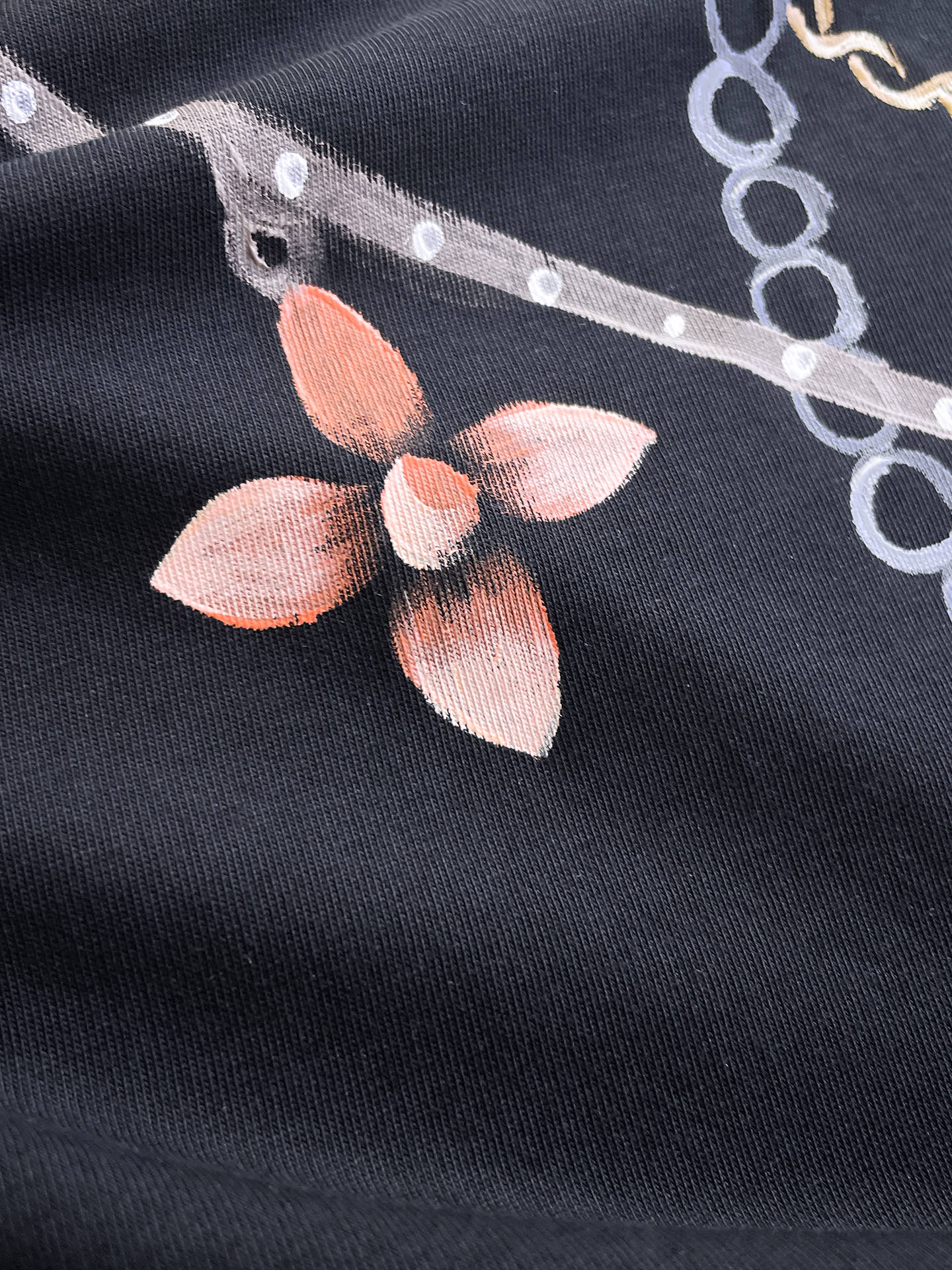 路易威登LV26春夏新品专柜首发最新款短袖圆领T恤 高端订制 设计前卫时尚！品牌logo手绘重工艺设计，