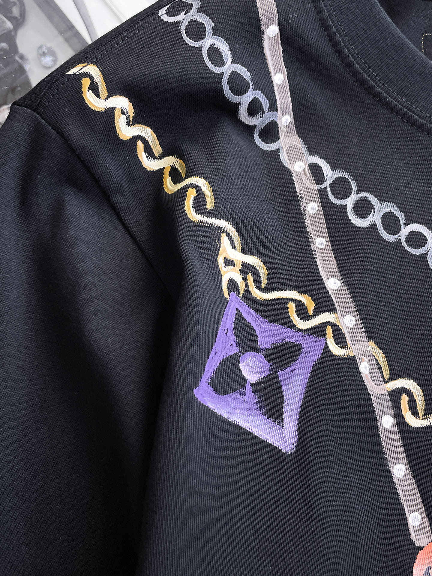 路易威登LV26春夏新品专柜首发最新款短袖圆领T恤 高端订制 设计前卫时尚！品牌logo手绘重工艺设计，