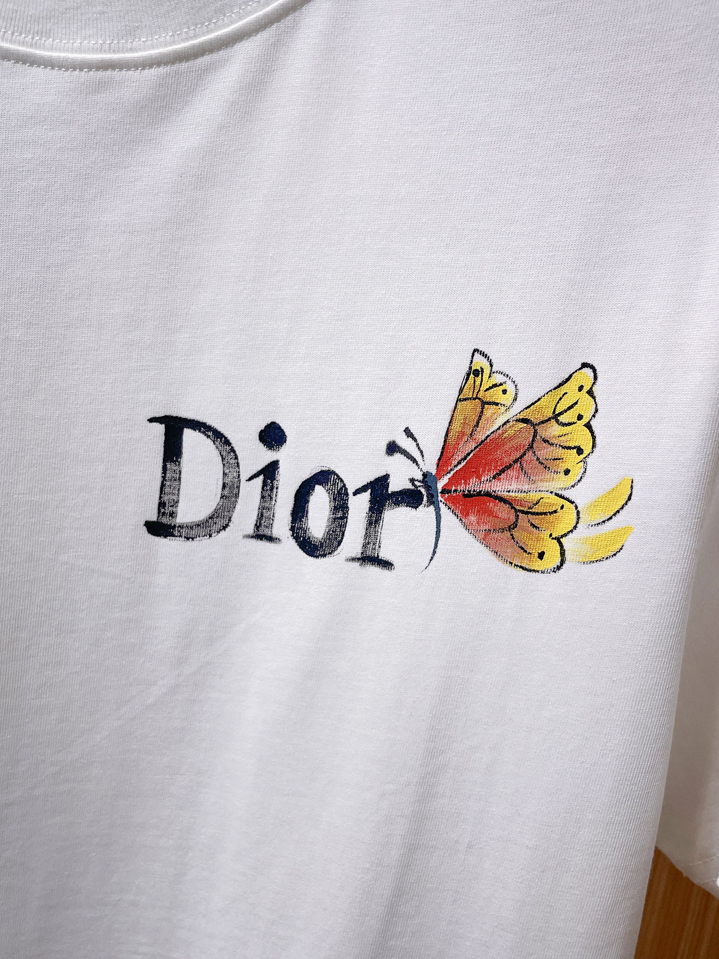 迪奥Dior26春夏新品专柜首发最新款短袖圆领T恤 高端订制 设计前卫时尚！品牌logo手绘重工艺设计，