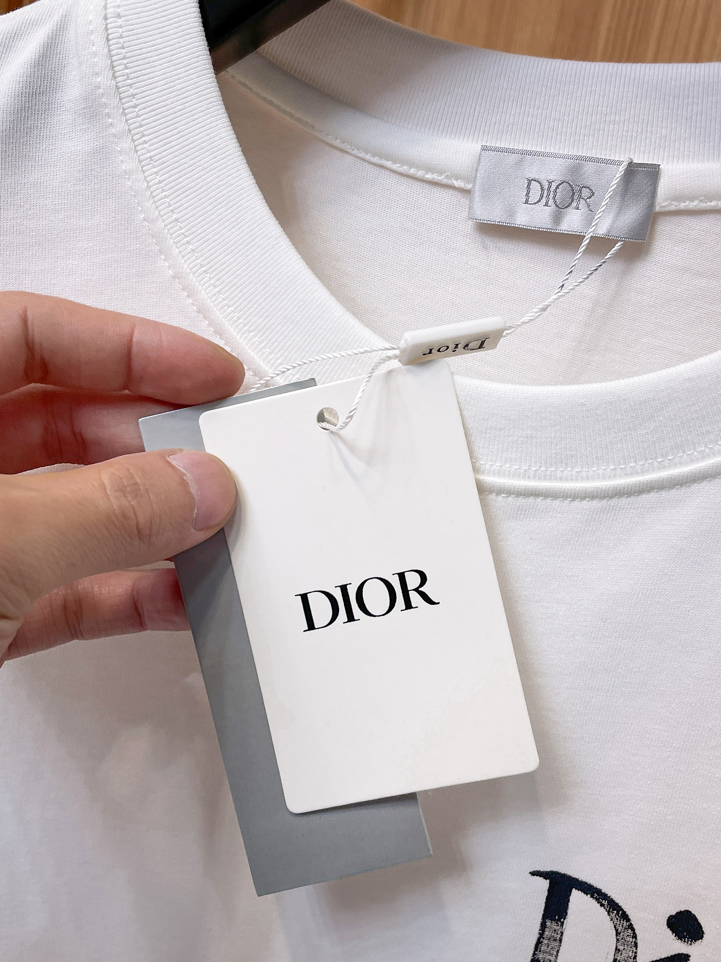 迪奥Dior26春夏新品专柜首发最新款短袖圆领T恤 高端订制 设计前卫时尚！品牌logo手绘重工艺设计，