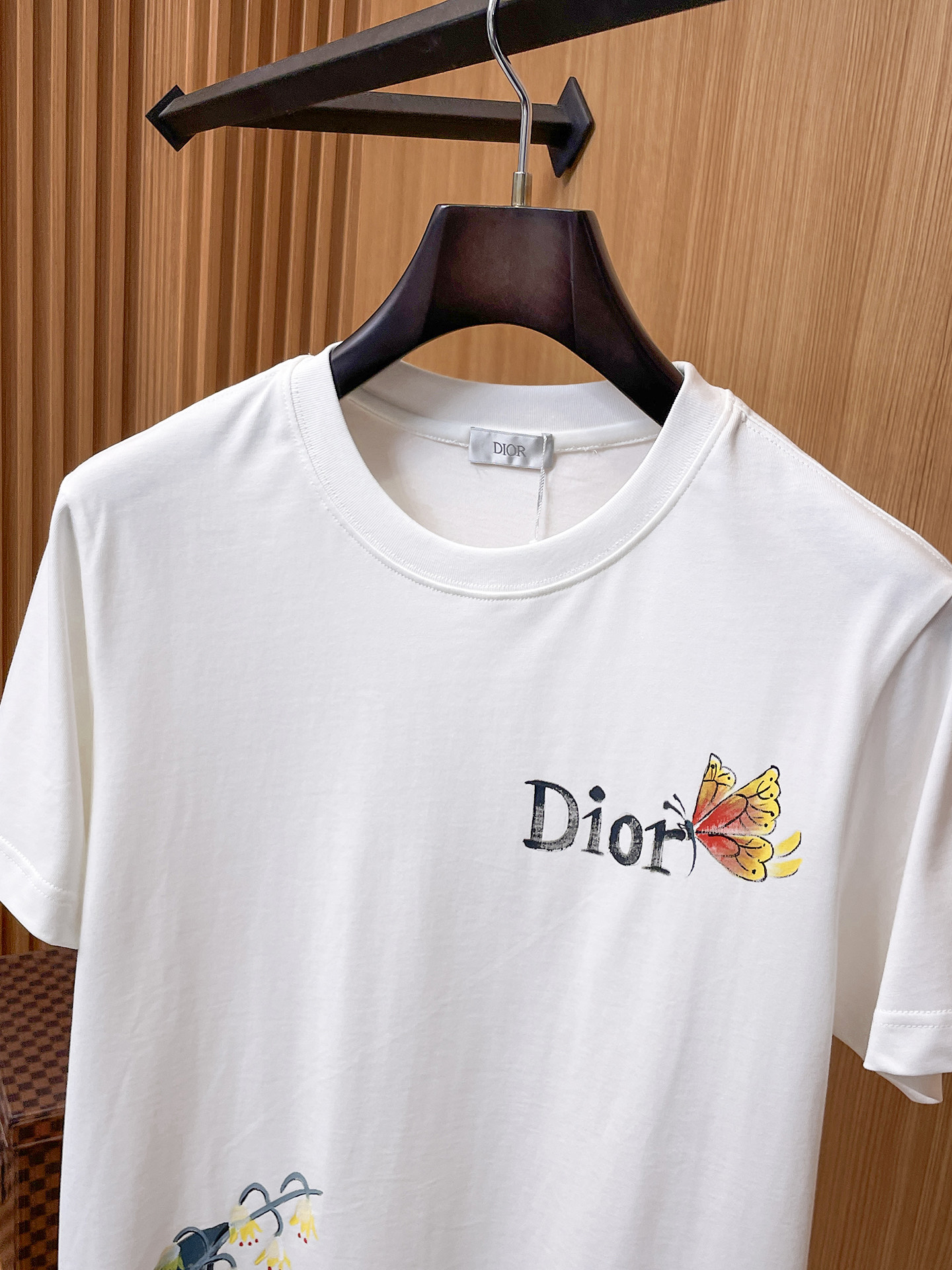 迪奥Dior26春夏新品专柜首发最新款短袖圆领T恤 高端订制 设计前卫时尚！品牌logo手绘重工艺设计，