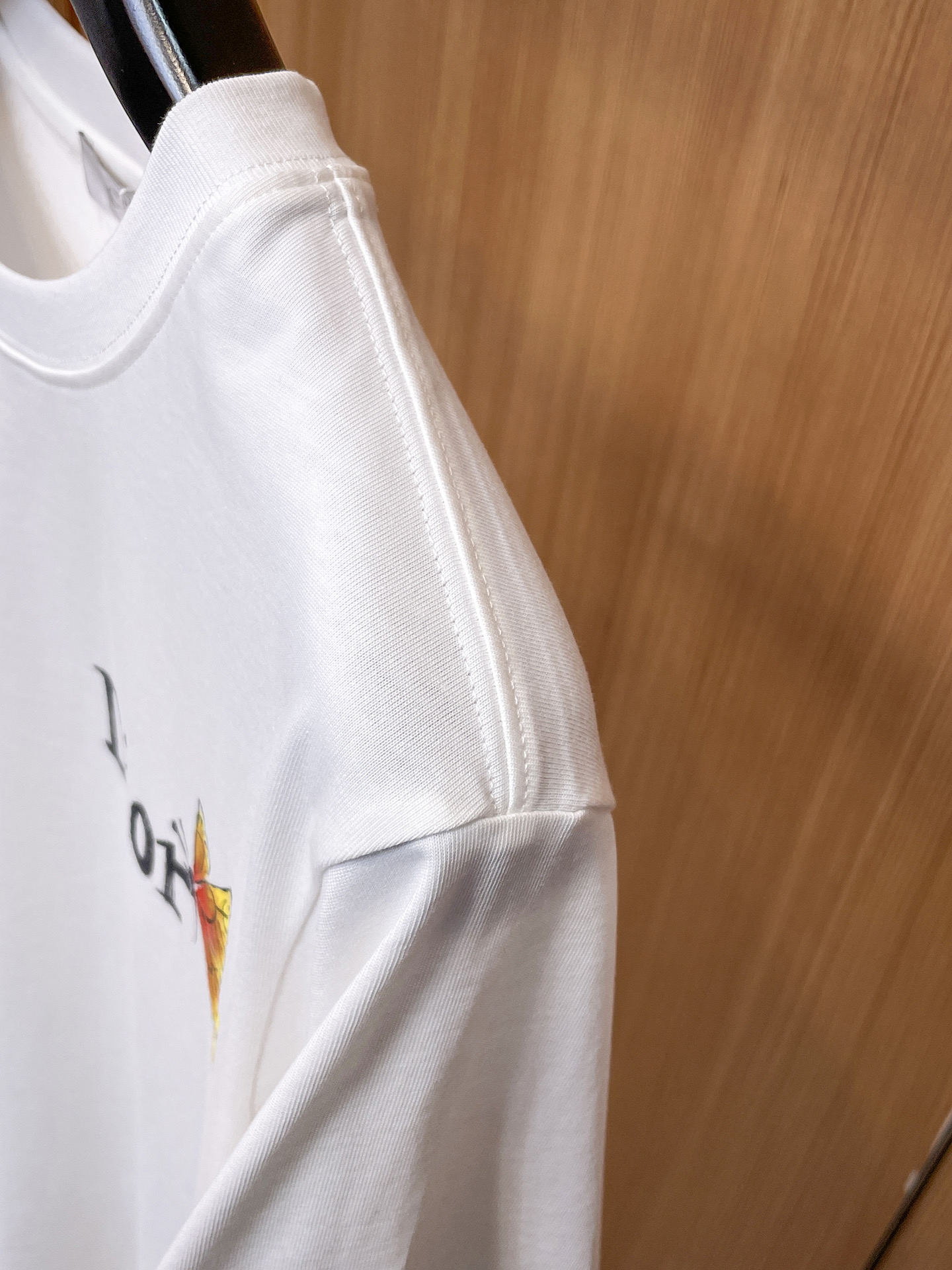 迪奥Dior26春夏新品专柜首发最新款短袖圆领T恤 高端订制 设计前卫时尚！品牌logo手绘重工艺设计，